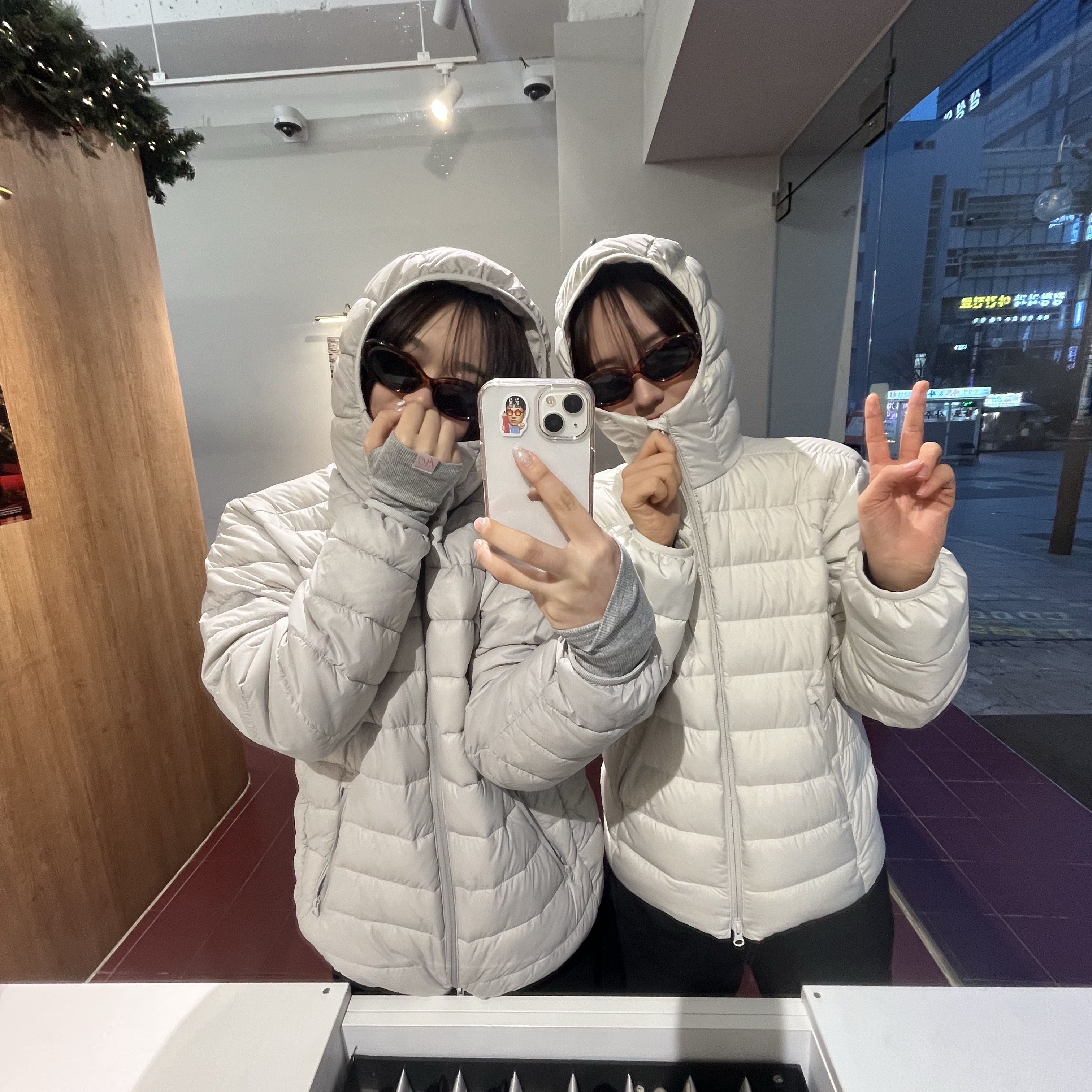 Musinsa Standard City Leisure Hooded Light Down Jacket Stone White 착용 스타일 - 1