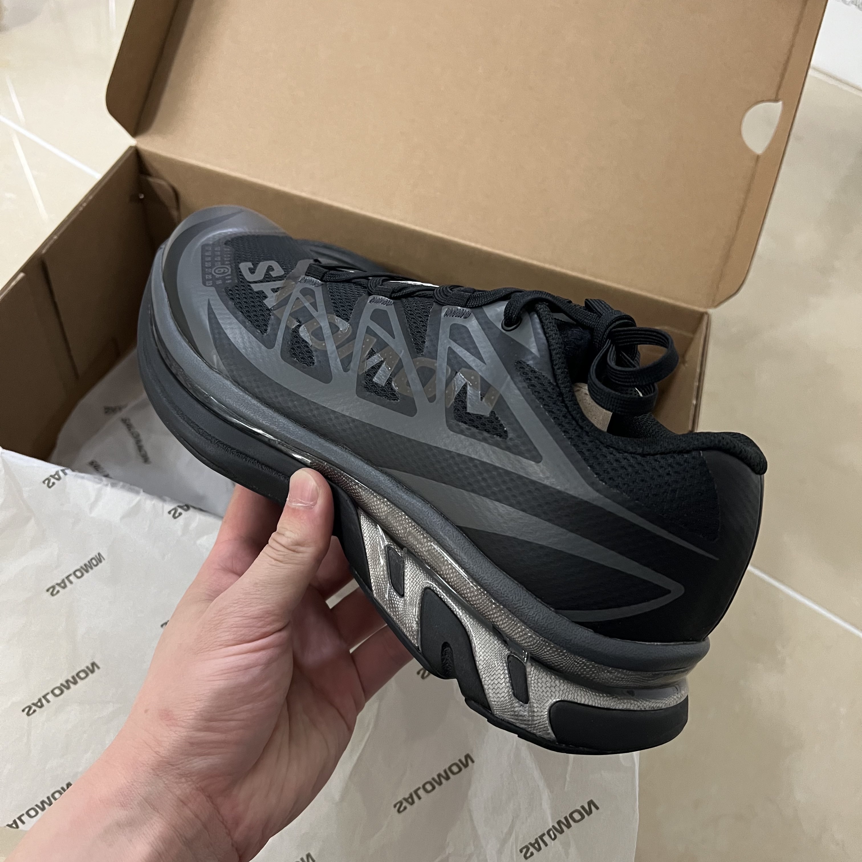 Salomon x MM6 Maison Margiela XT Black, Salomon x MM6 Masion Margiela XT-MM6 Black Ftw Silver 착용 스타일 - 2