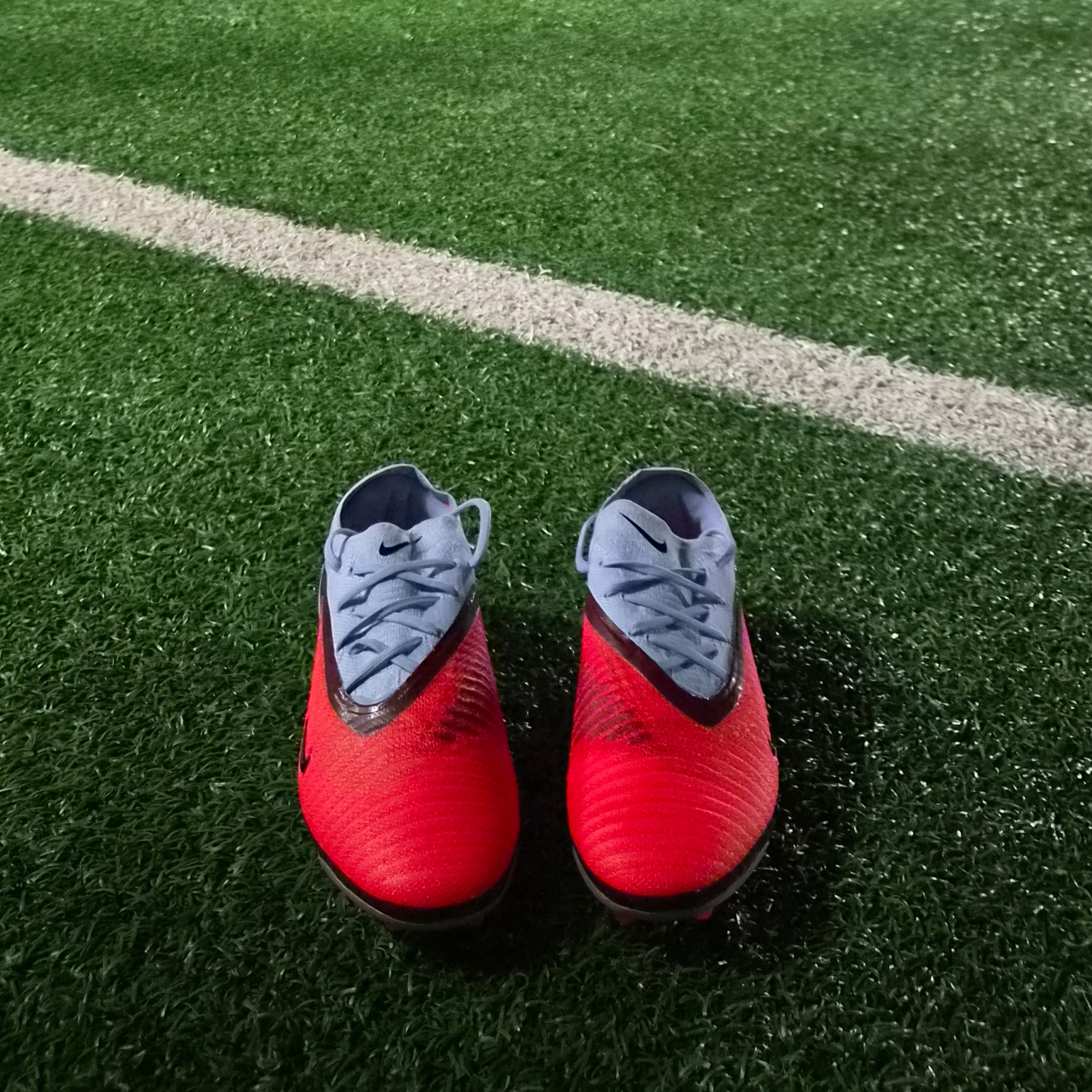 Nike Phantom 6 Low Elite Royal Tint Bright Crimson, Adidas Manchester United 2025/26 Home Long Sleeve Home Jersey Mufc Red - KR Sizing (Non Marking Ver.) 착용 스타일 - 3