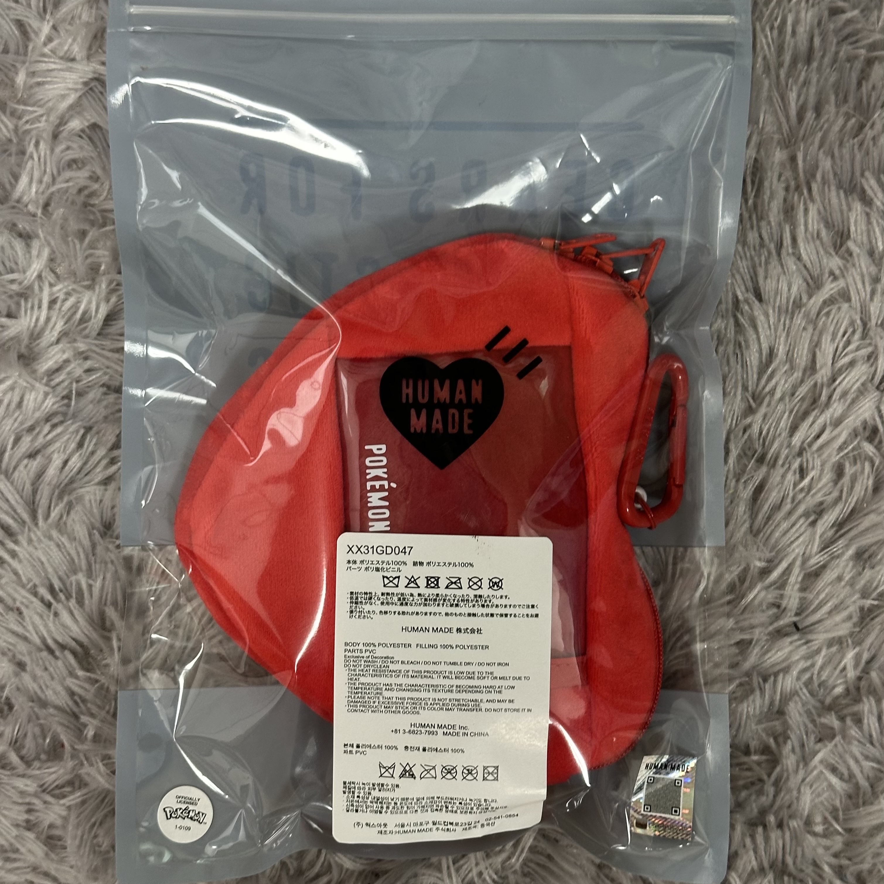 Human Made x Pokemon Made Heart Stuffed Passcase Red 착용 스타일 - 2