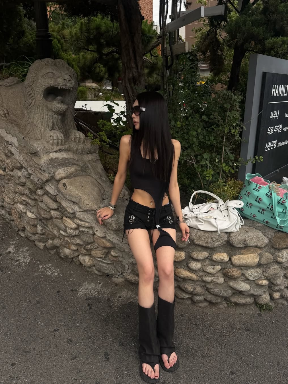 VOONT Eyelet Buckle Micro Shorts (BLACK), VOONT Cut Out Garter Sleeveless (BLACK) 착용 스타일 - 3