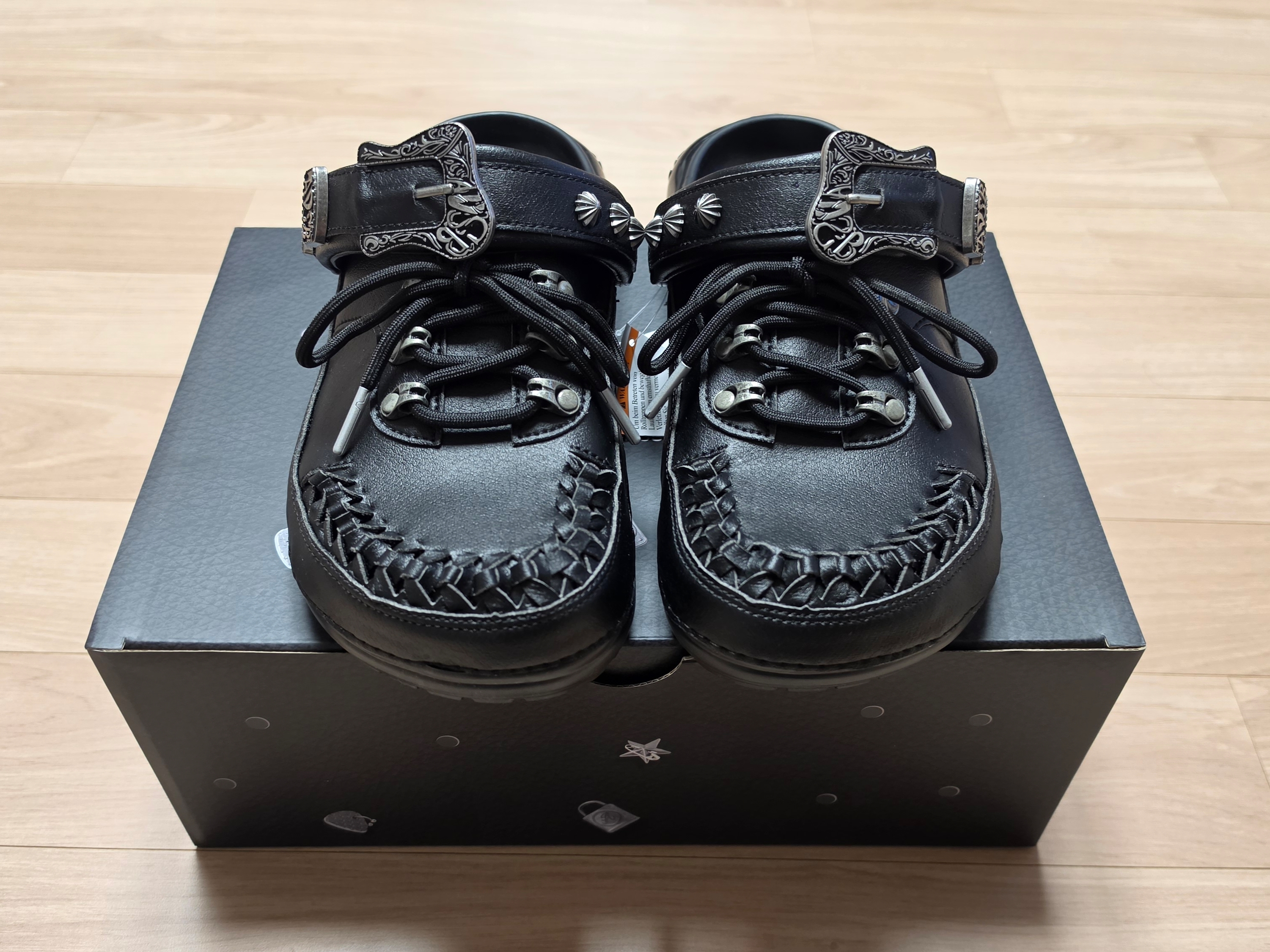 Crocs x Andersson Bell Classic Clog Black 착용 스타일 - 1