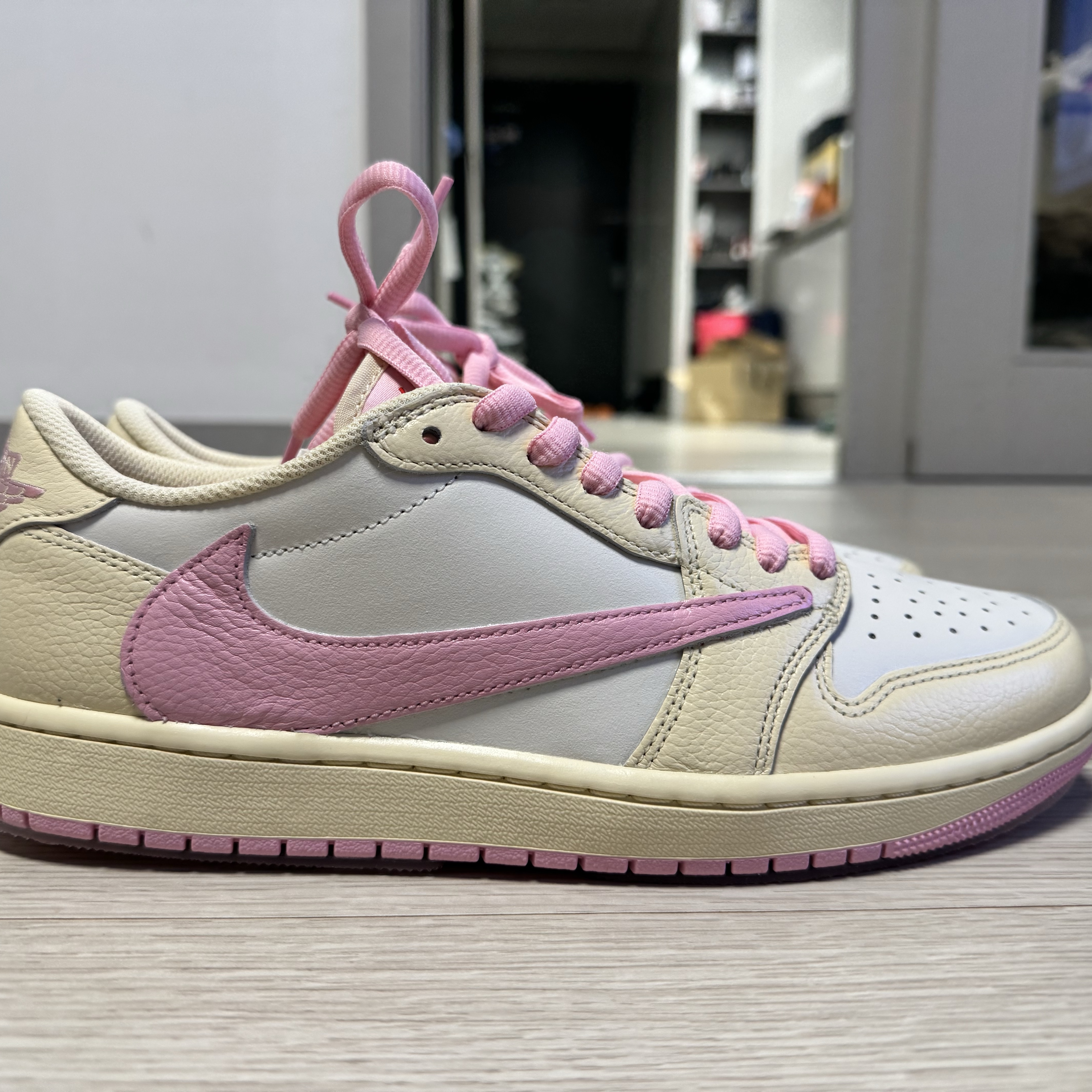 Jordan 1 x Travis Scott Retro Low OG SP Muslin Shy Pink 착용 스타일 - 1