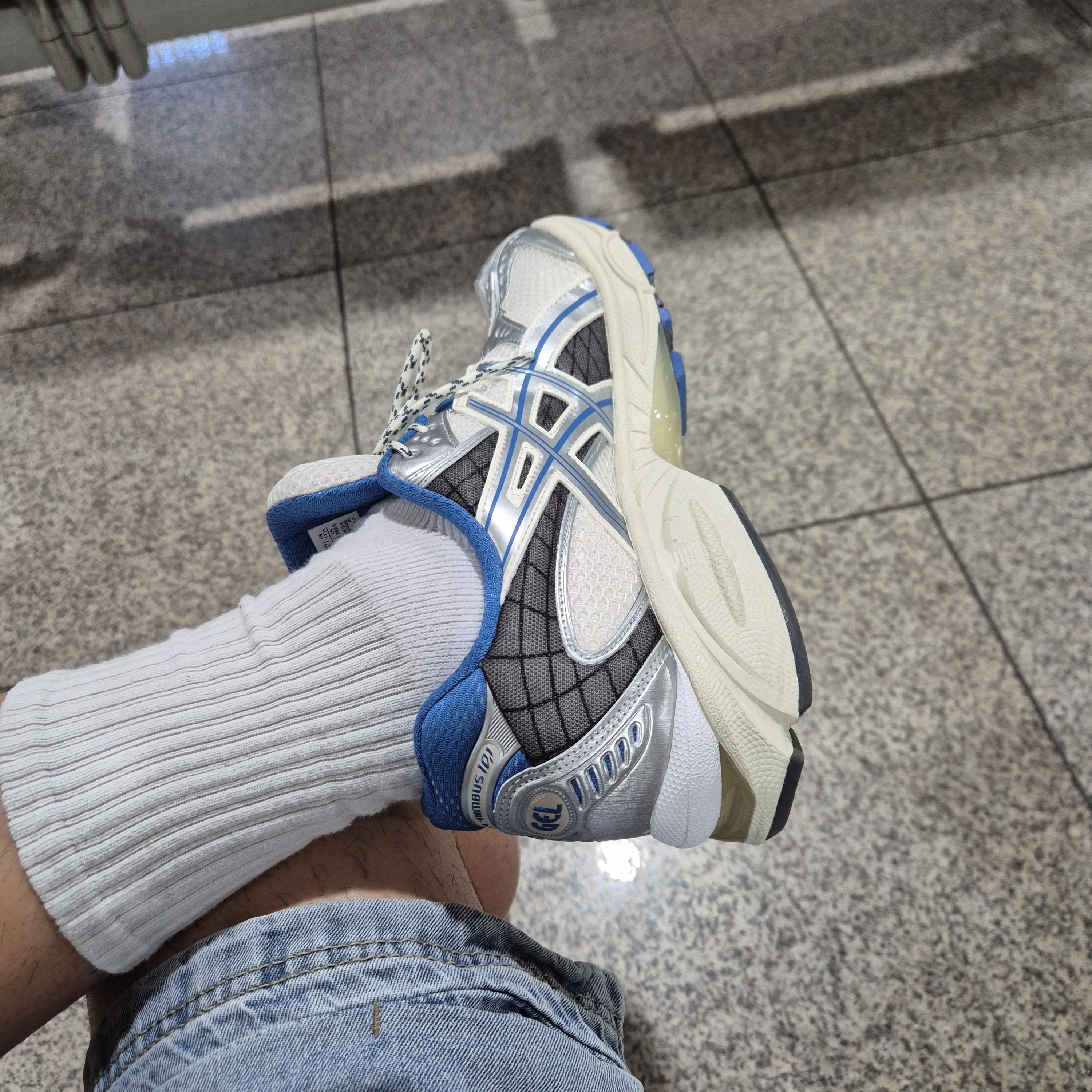 Asics Gel-Nimbus 10.1 Cream Polar Night 착용 스타일 - 3
