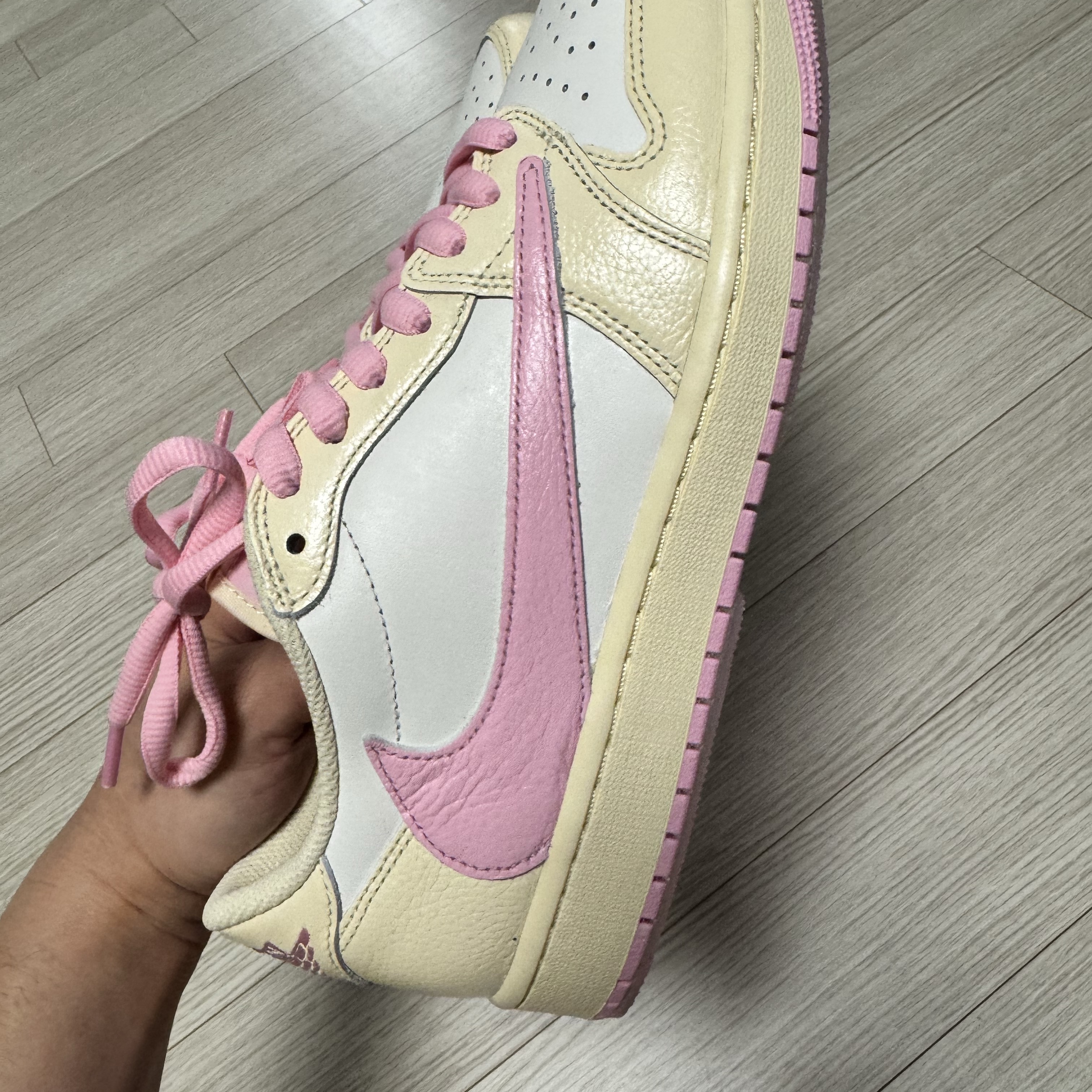 Jordan 1 x Travis Scott Retro Low OG SP Muslin Shy Pink 착용 스타일 - 4