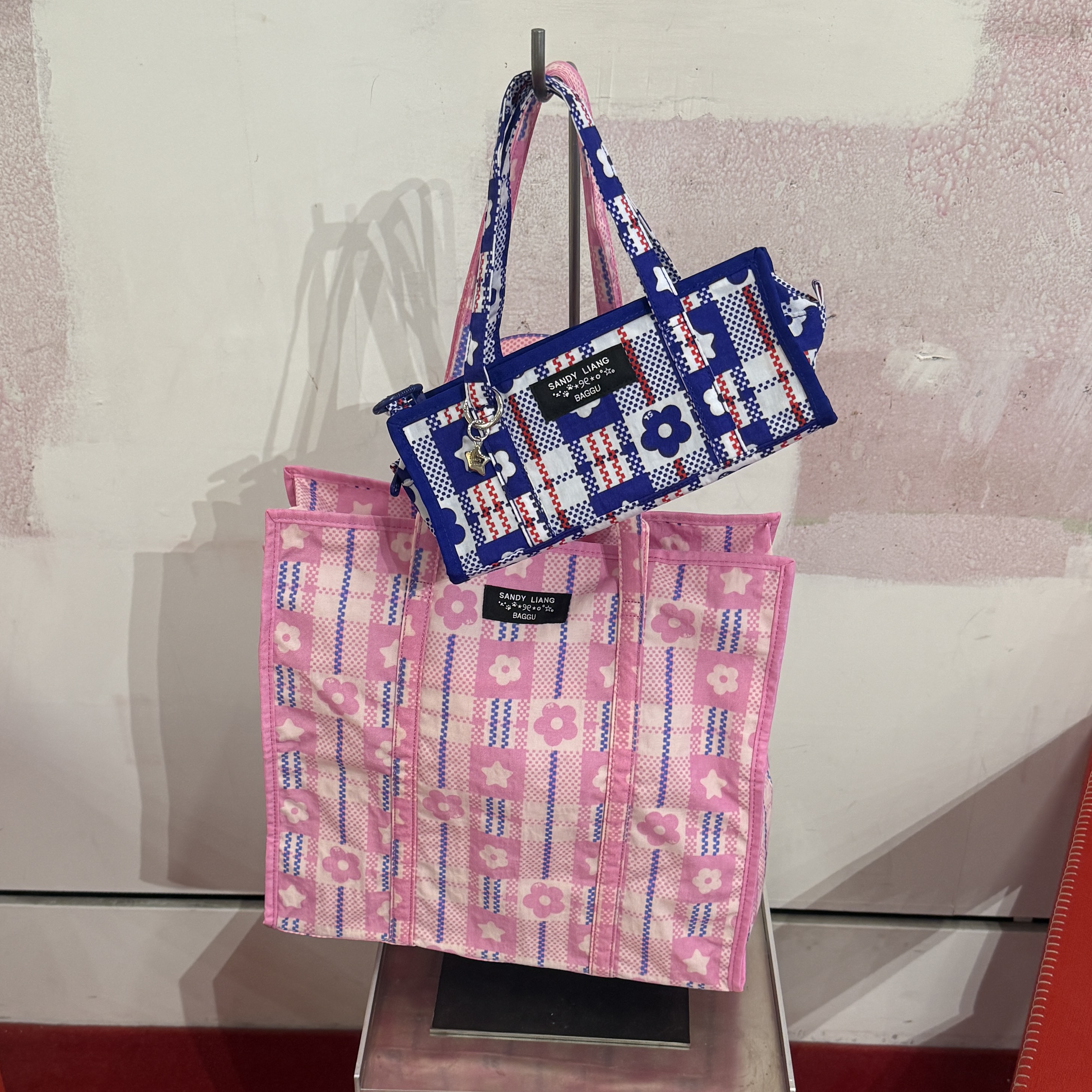 Sandy Liang x Baggu Mini Nylon Market Bag Market Plaid Blue, Sandy Liang x Baggu Large Nylon Market Bag Market Plaid Blue 착용 스타일 - 2
