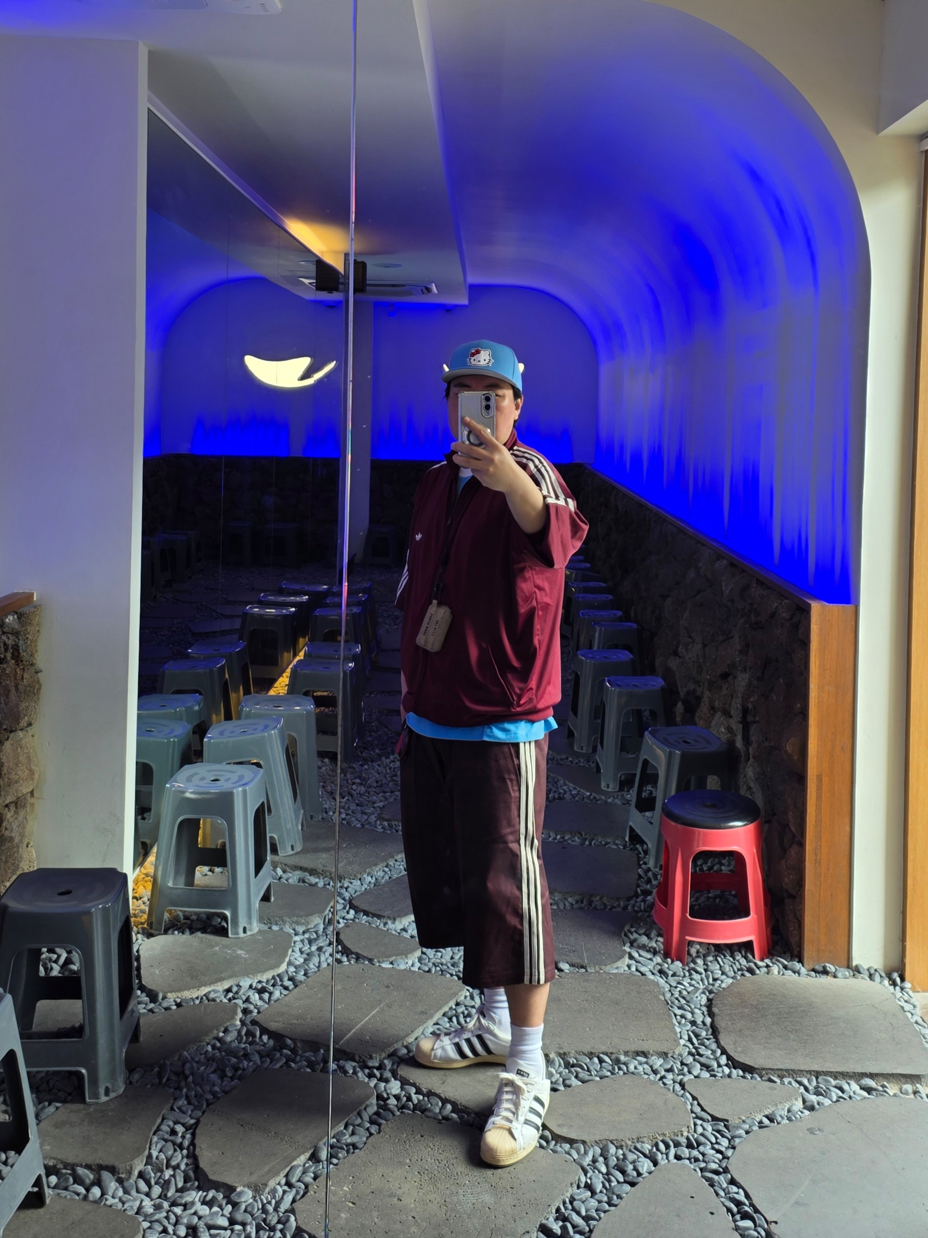 New Era x Hello Kitty Size Cap Radiant Blue, Adidas Adicolor Classic 3S T-Shirt Semi Blue Burst - KR Sizing 착용 스타일 - 1