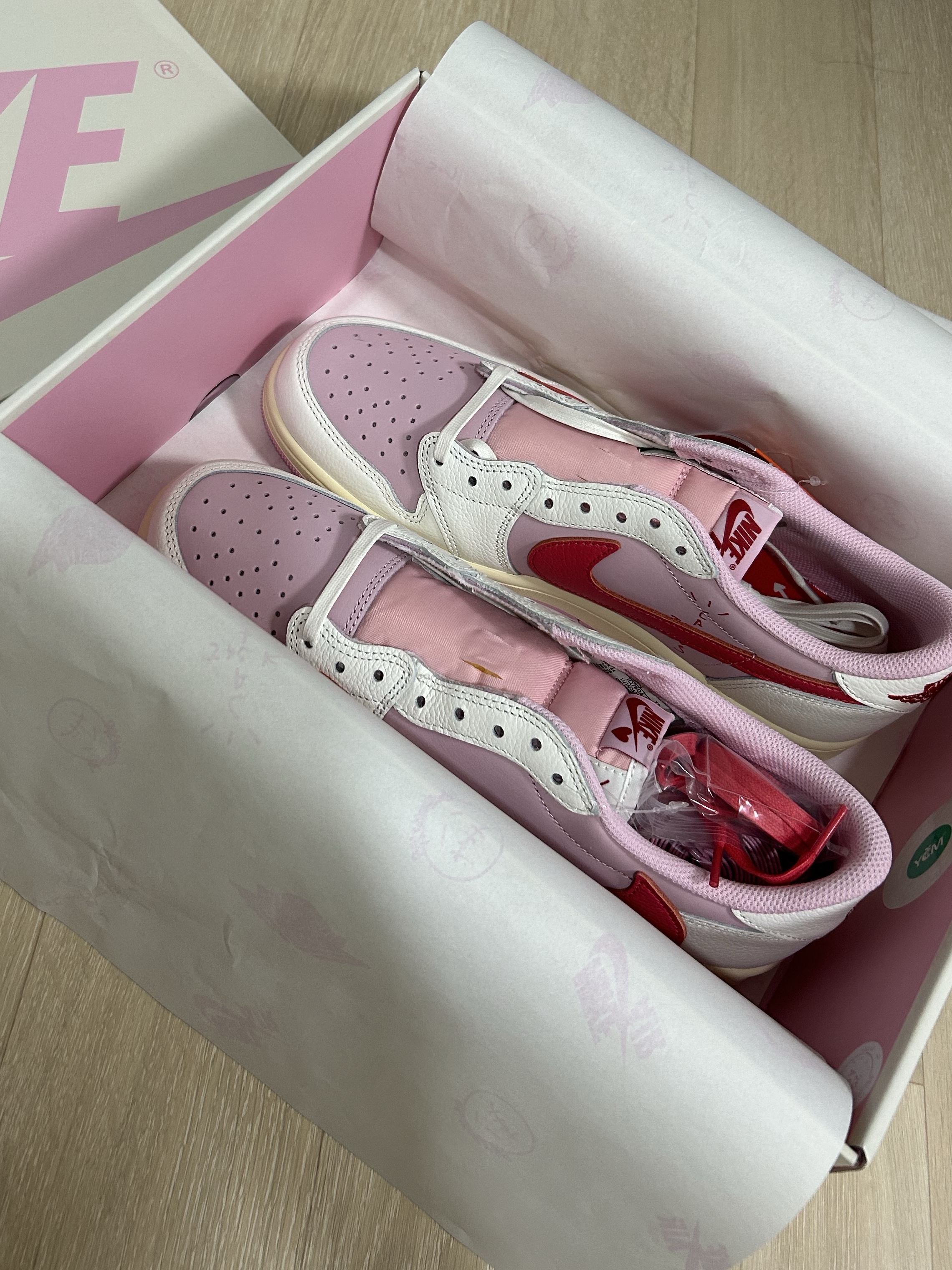 Jordan 1 x Travis Scott Retro Low OG SP Sail Tropical Pink 착용 스타일