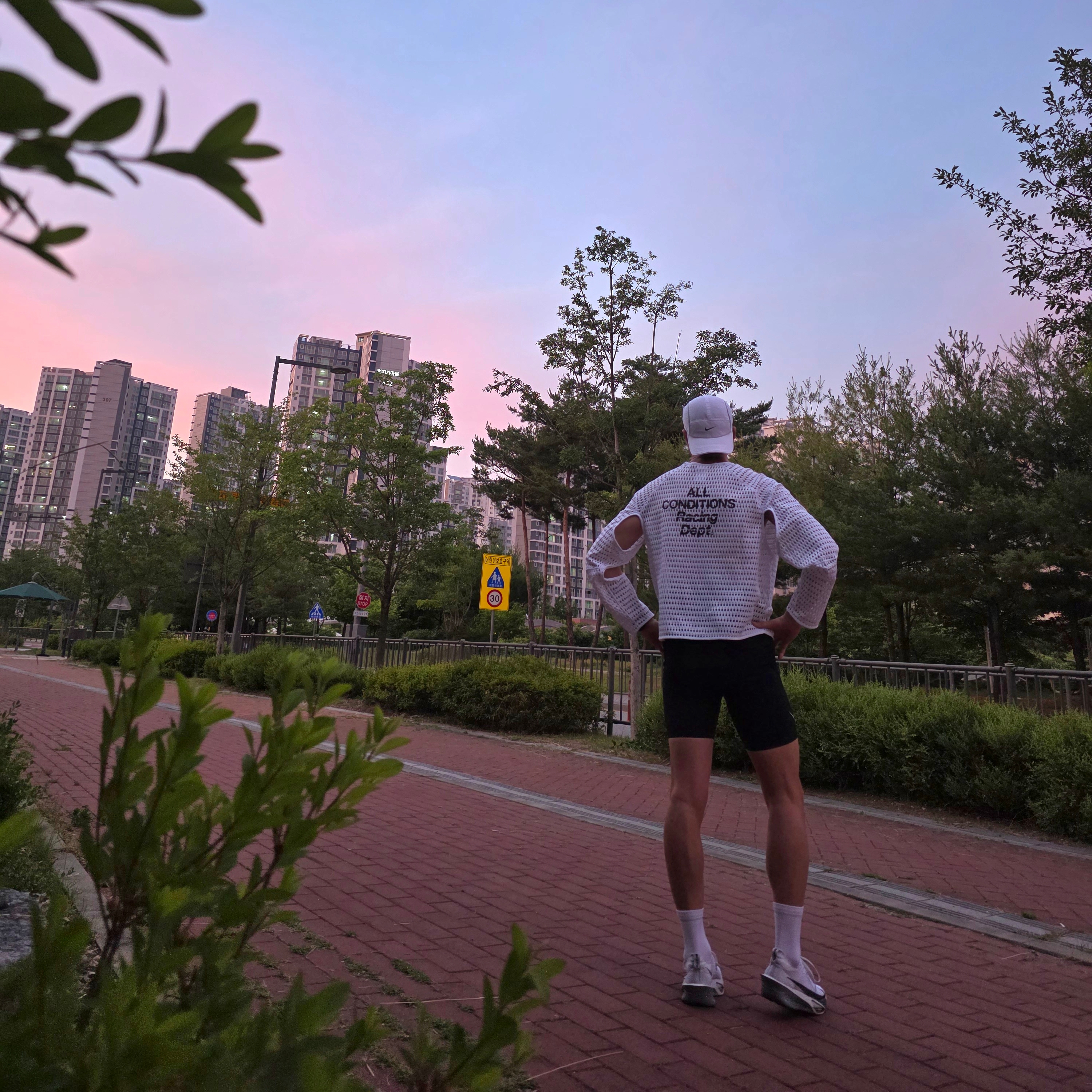 (W) Nike ACG Radical Airflow NXT White Anthracite - Asia 착용 스타일