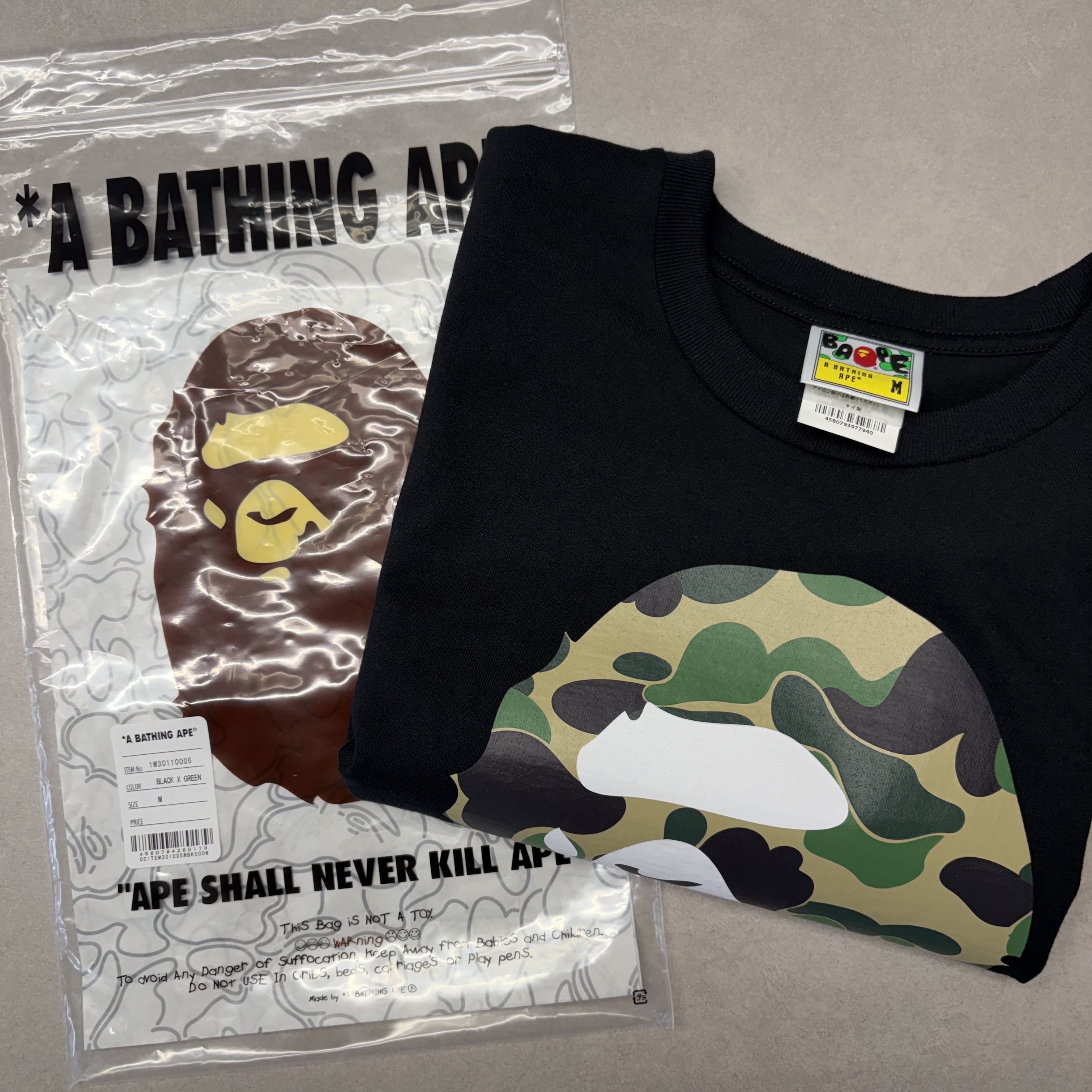BAPE ABC Camo By Bathing Ape T-Shirt Black Green, Oofos OOriginal Black 착용 스타일 - 1