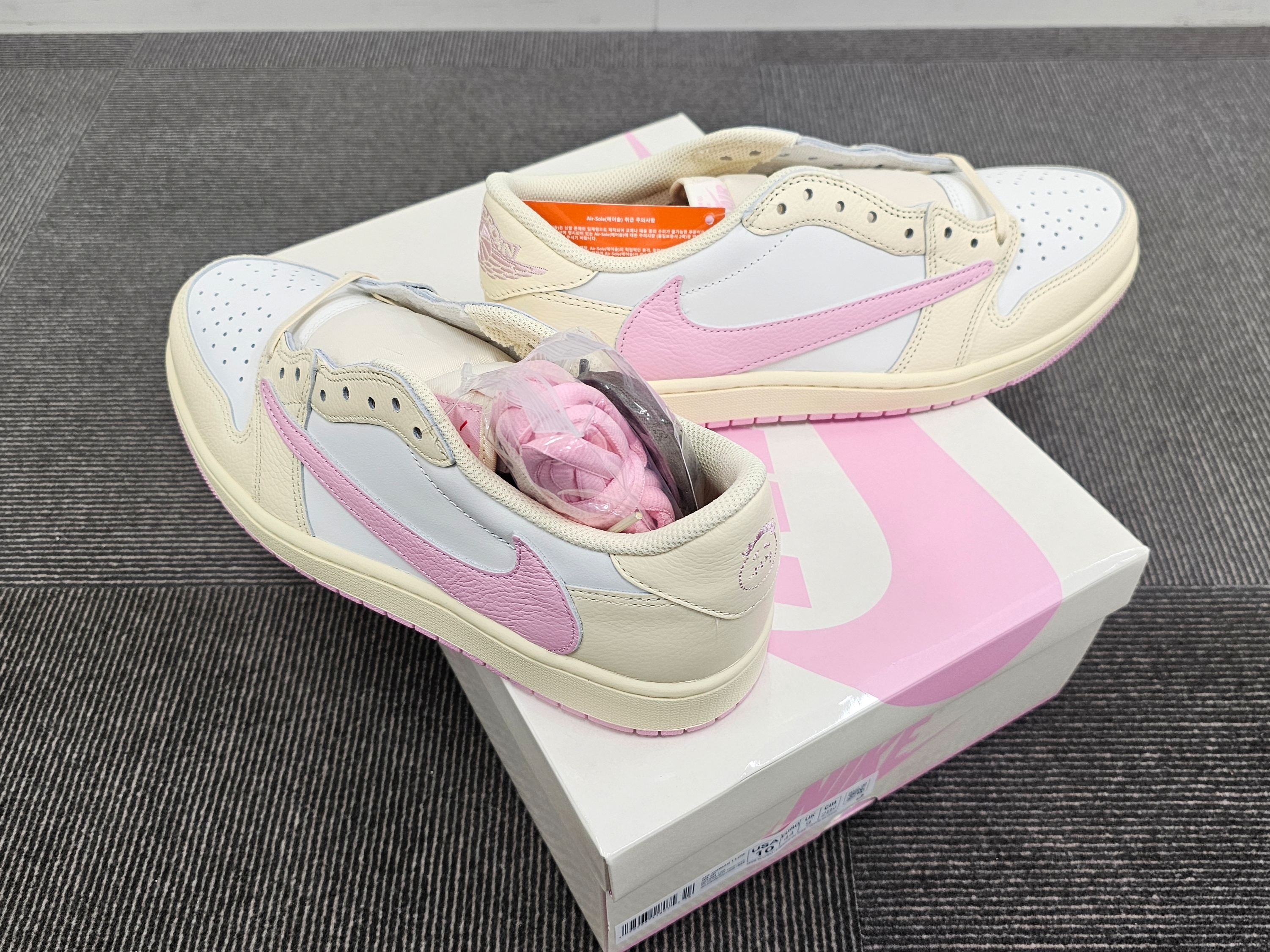 Jordan 1 x Travis Scott Retro Low OG SP Muslin Shy Pink 착용 스타일