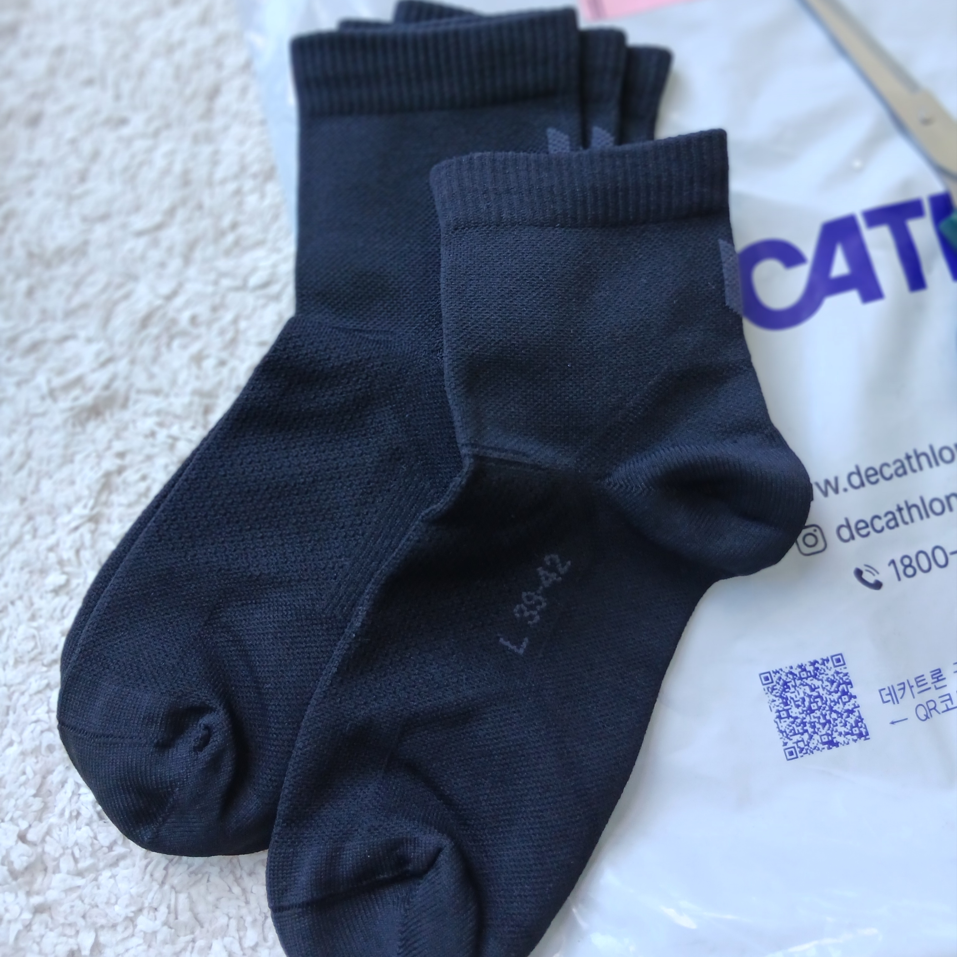 DECATHLON Running Mid-Cut Socks 2 Pairs Fine Run 500 Smoked Black, DECATHLON Running Low Socks 3 Pairs Run 100 Ultra White 착용 스타일 - 2