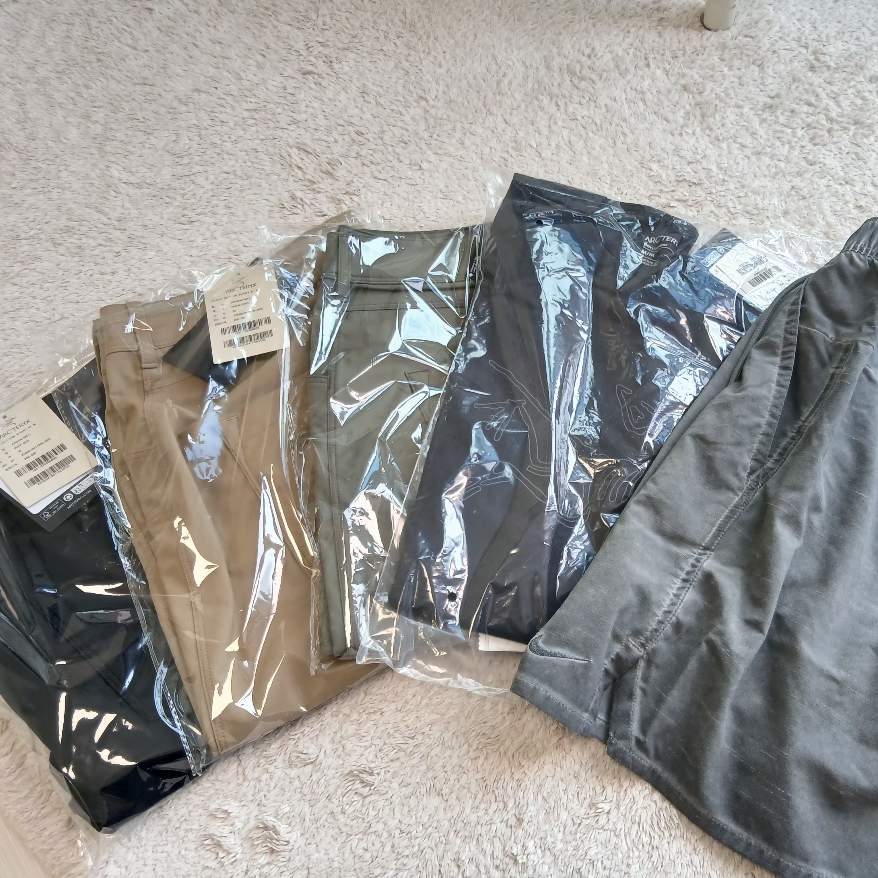 Arc'teryx Cormac Logo SS Shirt Black, Nike N.A.C. Unlimited 7 Inch Training Shorts Smoke Grey (IF2814-084) 착용 스타일 - 2