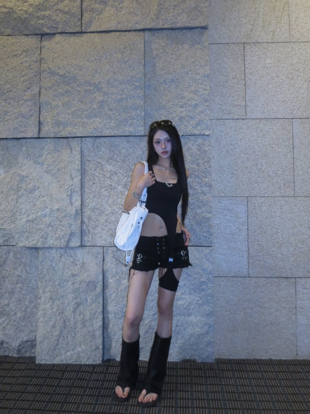 VOONT Eyelet Buckle Micro Shorts (BLACK), VOONT Cut Out Garter Sleeveless (BLACK) 착용 스타일 - 4