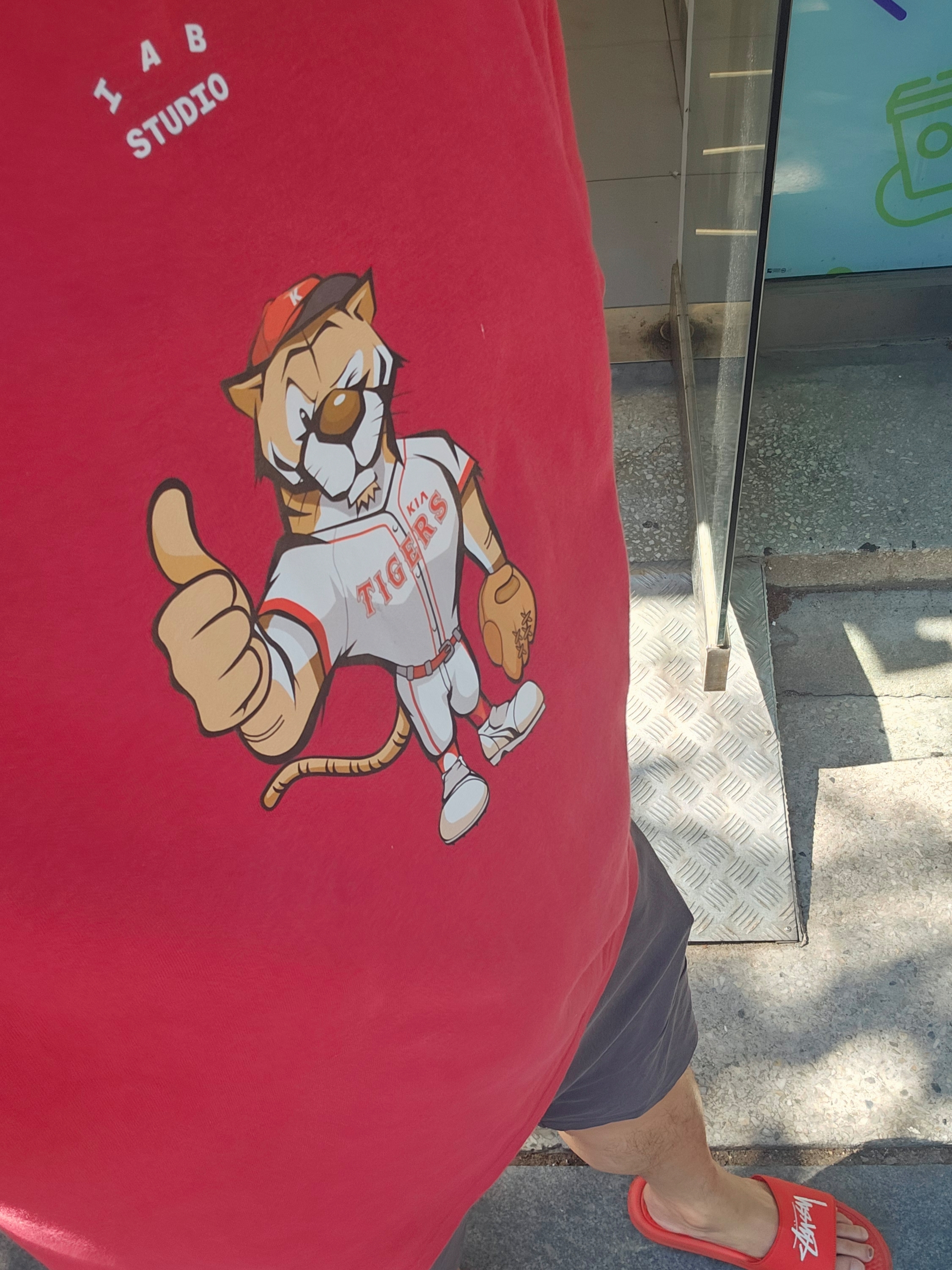 Kia Tigers x IAB Studio 09 Mascot T-Shirt Red, Nike x Stussy Benassi Slide Habanero Red 착용 스타일