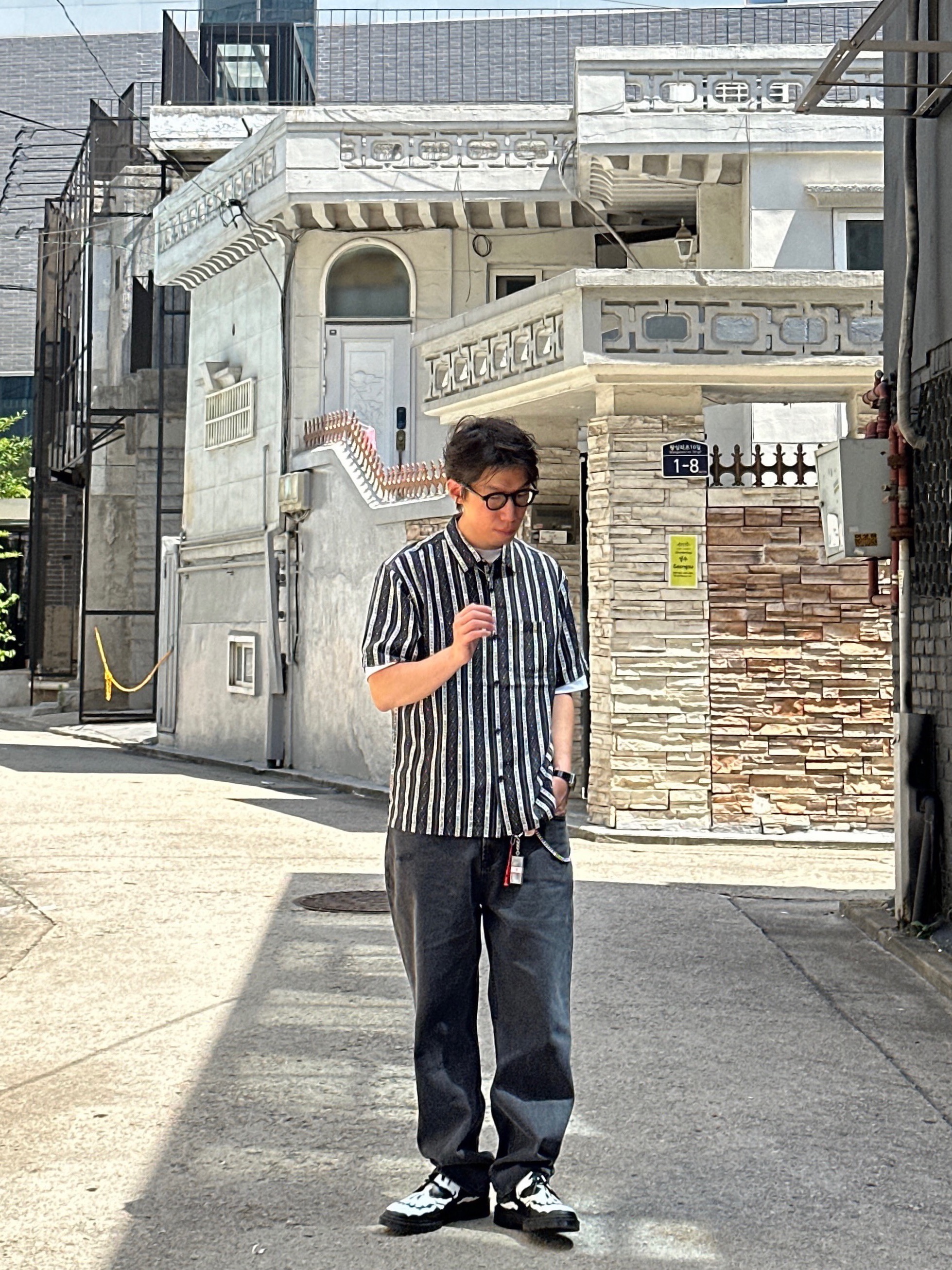 Supreme Old English Stripe Silk S/S Shirt Black - 26SS 착용 스타일