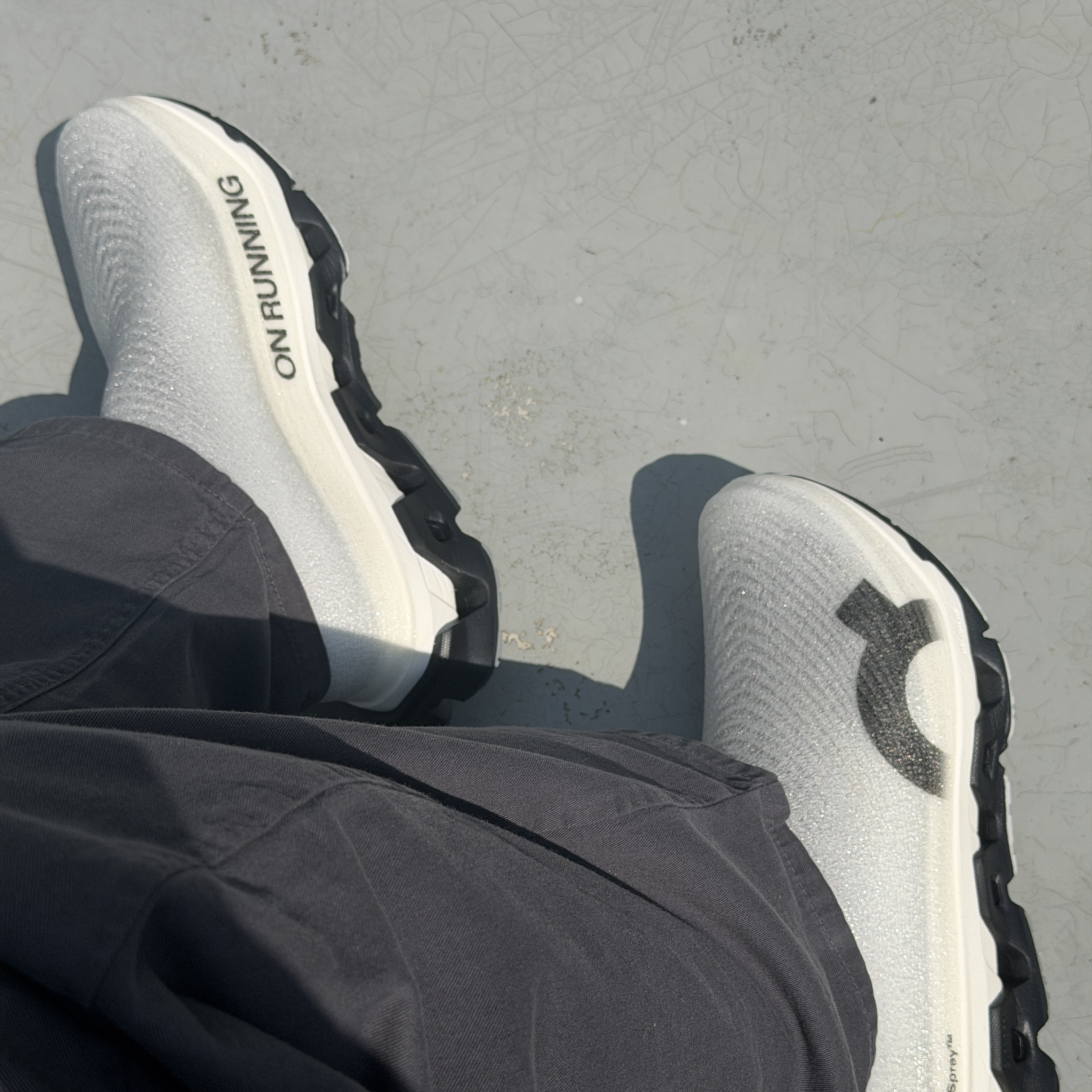 On Running LightSpray Cloudmonster 3 Hyper Black Apollo 착용 스타일