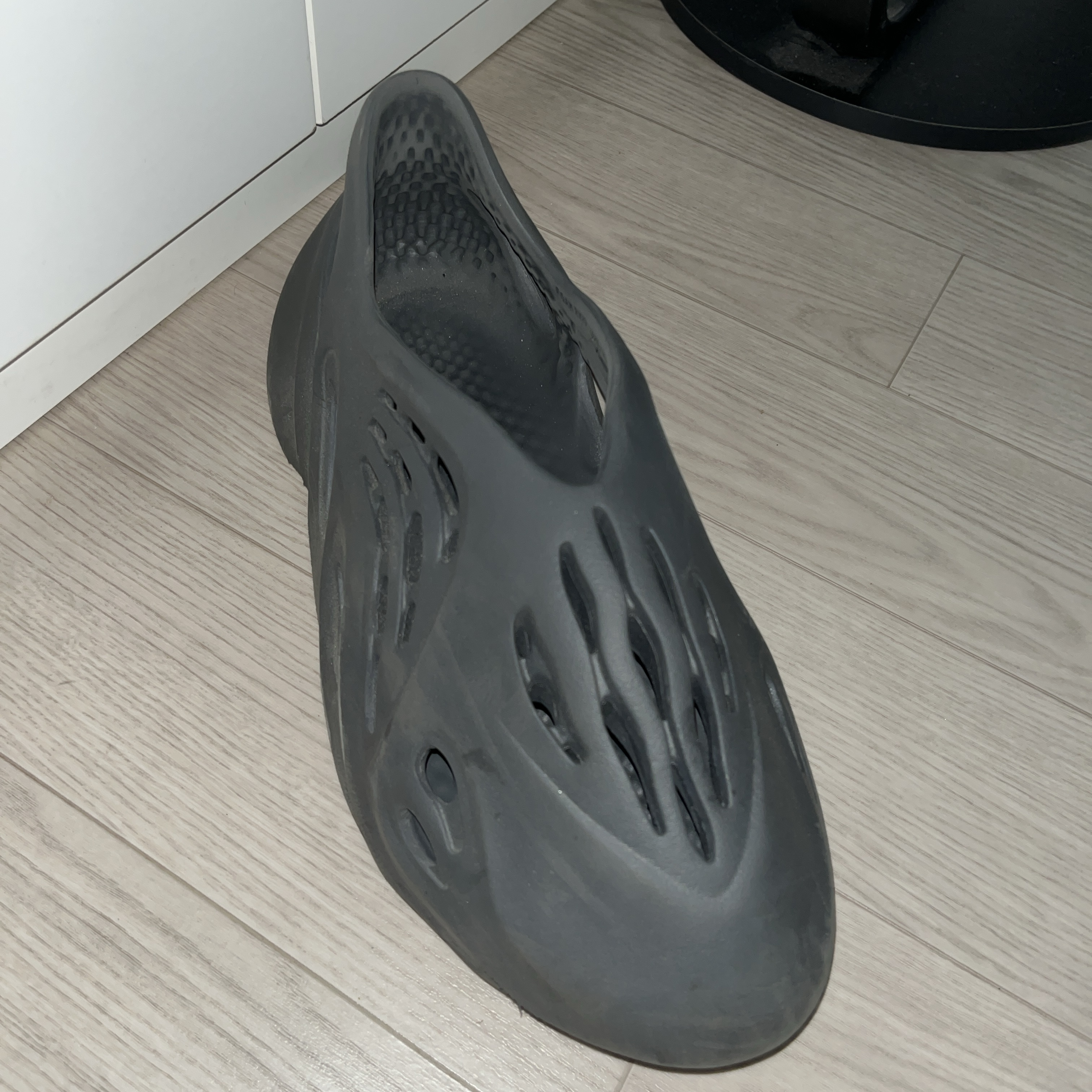 Adidas Yeezy Foam RNNR Carbon 착용 스타일