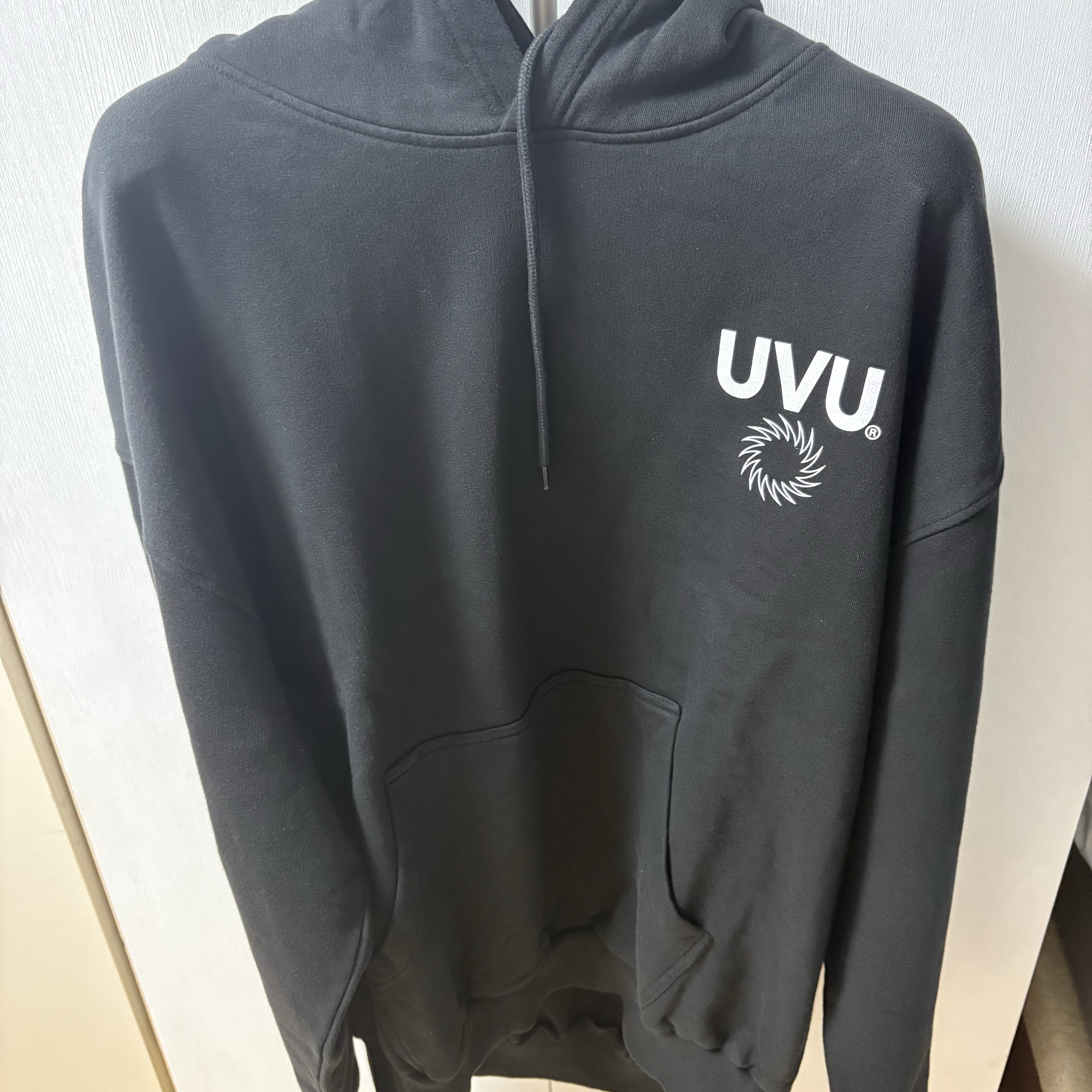 UVU Insignia Hoodie Black 착용 스타일