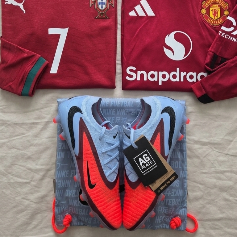 Nike Phantom 6 Low Elite Royal Tint Bright Crimson, Adidas Manchester United 2025/26 Home Long Sleeve Home Jersey Mufc Red - KR Sizing (Non Marking Ver.) 착용 스타일 - 2