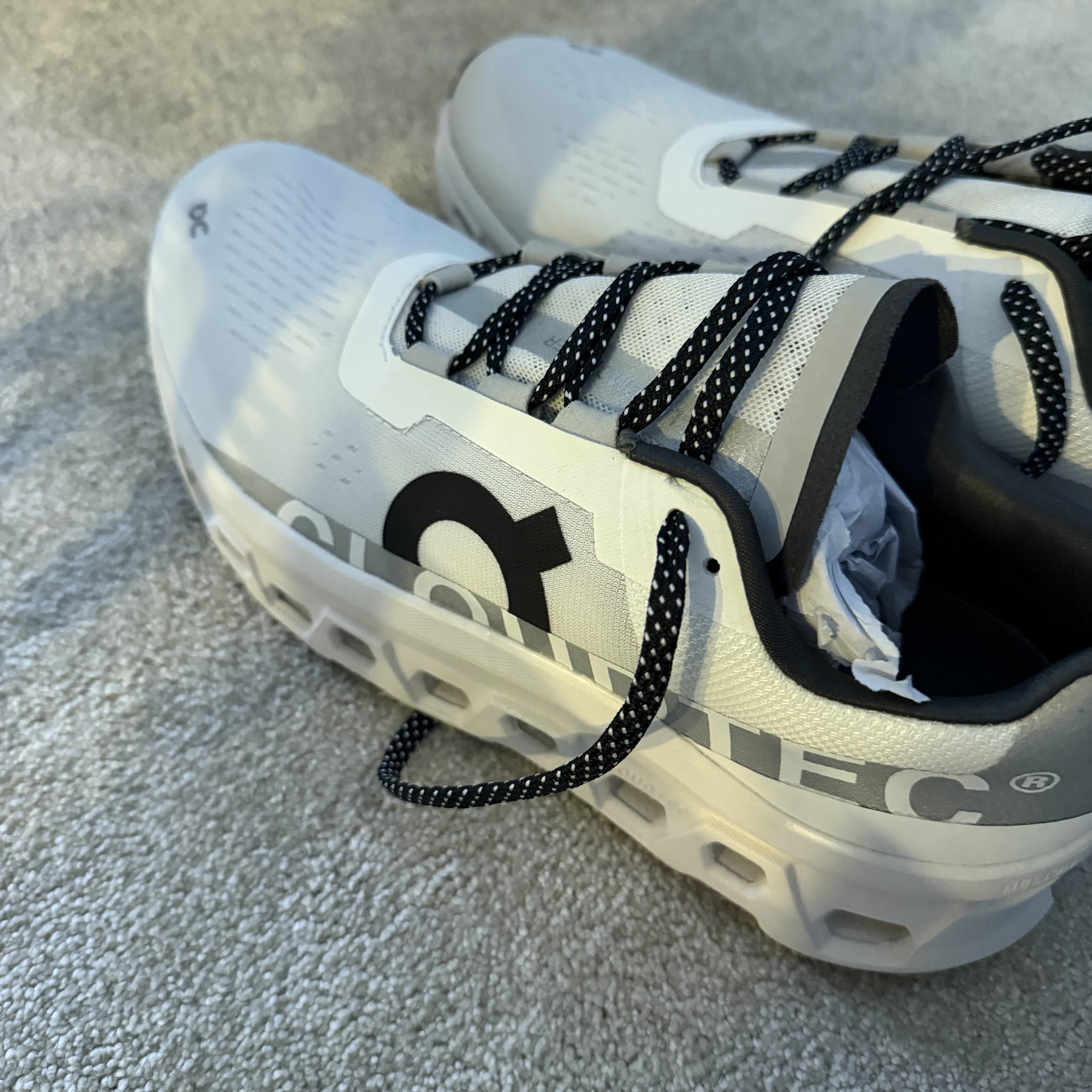 (W) On Running Cloudmonster All White 착용 스타일
