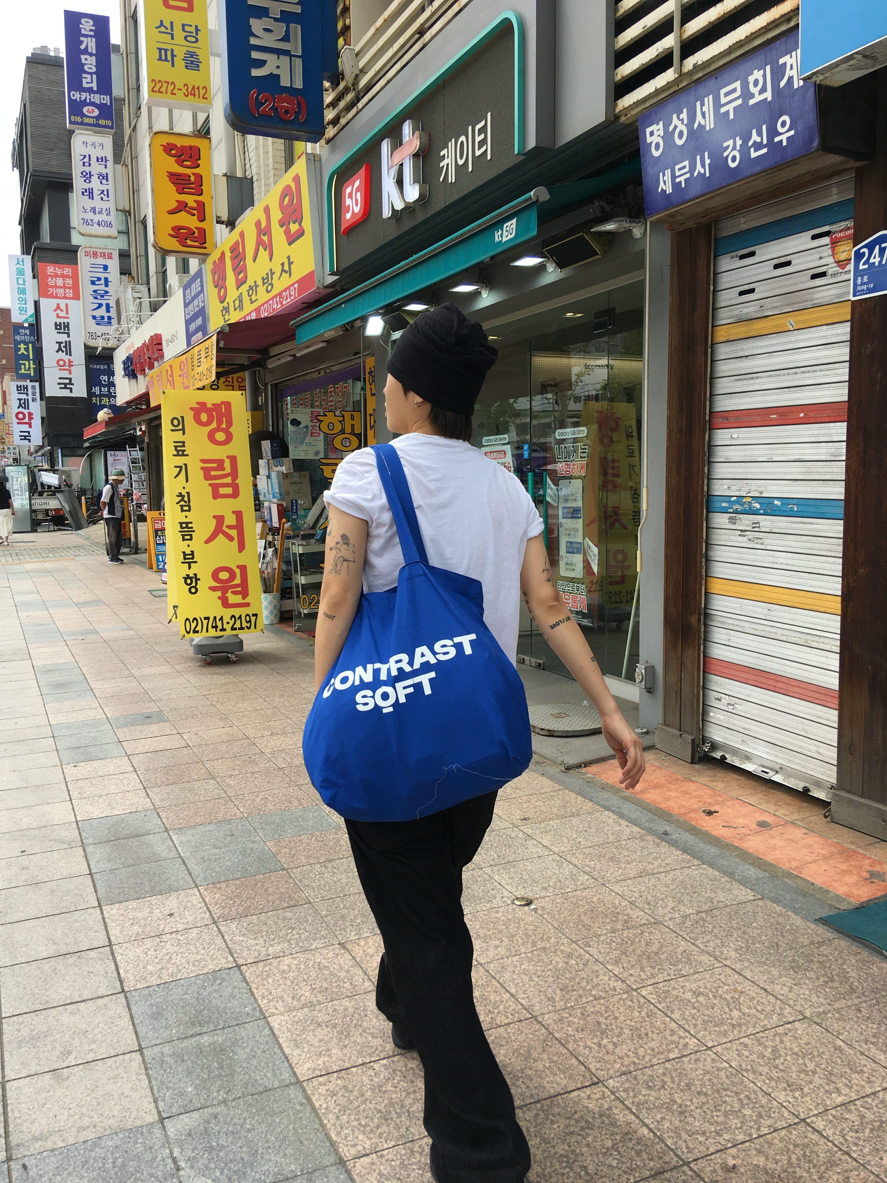 noun Easeful Tote Bag Blue 착용 스타일 - 3