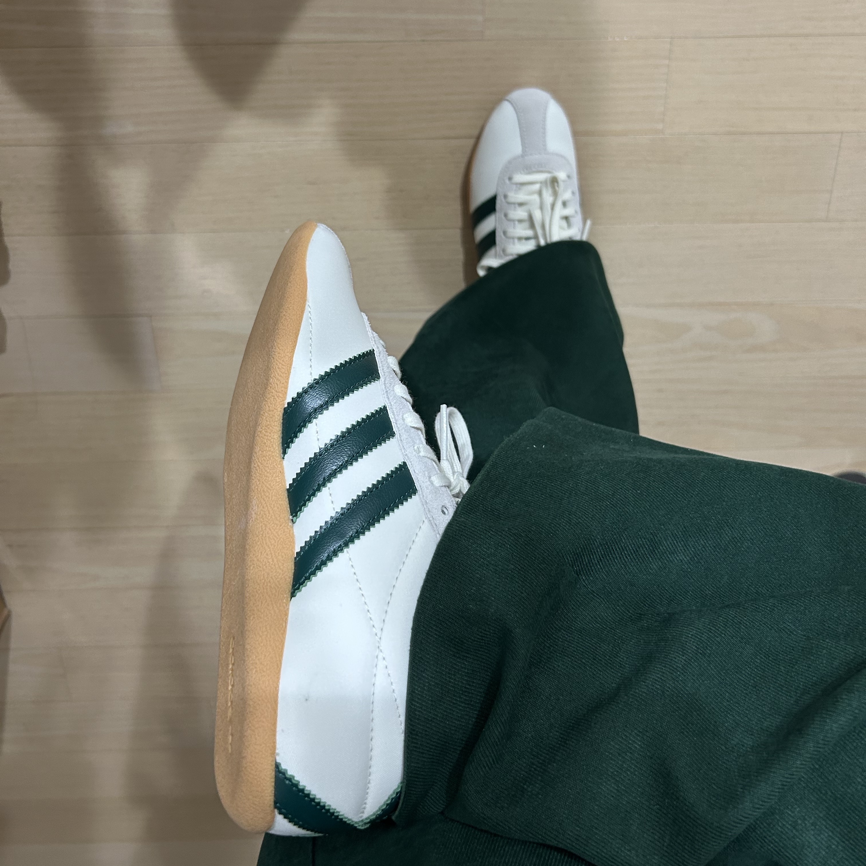 (W) Adidas Tokyo Off White Collegiate Green 착용 스타일 - 3