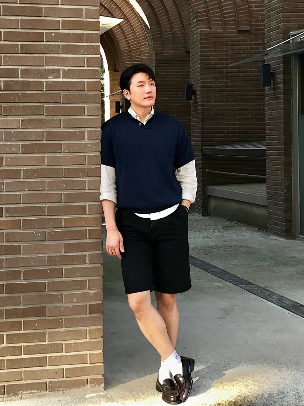 [KREAM 단독][니티드X림박스] Knitted Relaxed Washing Denim Two-Tuck Cinch Back Shorts Black, [KREAM 단독][니티드X림박스] Knitted Relaxed Washing Denim Two-Tuck Cinch Back Shorts Washing Blue 착용 스타일 - 1