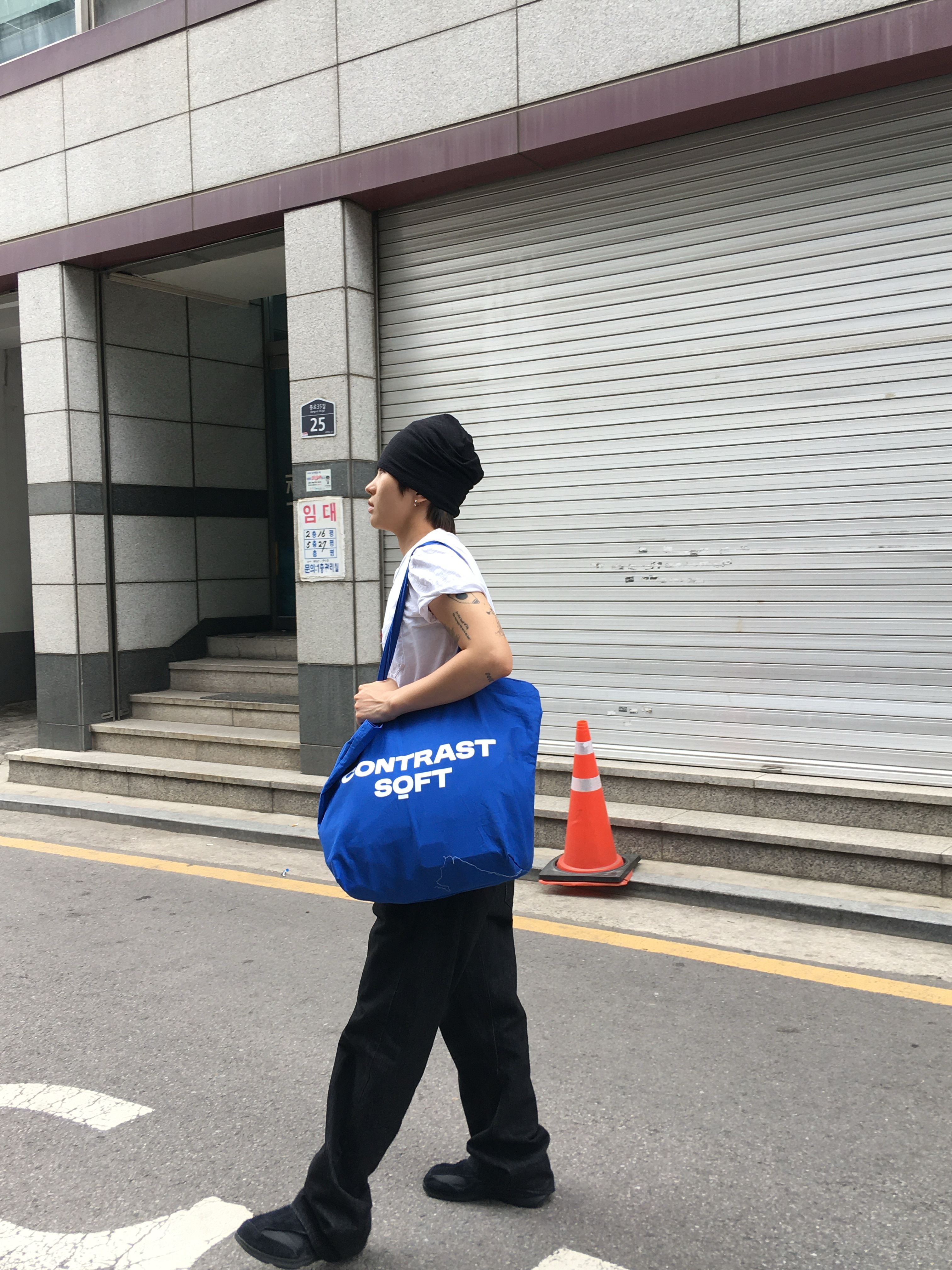 noun Easeful Tote Bag Blue 착용 스타일 - 2