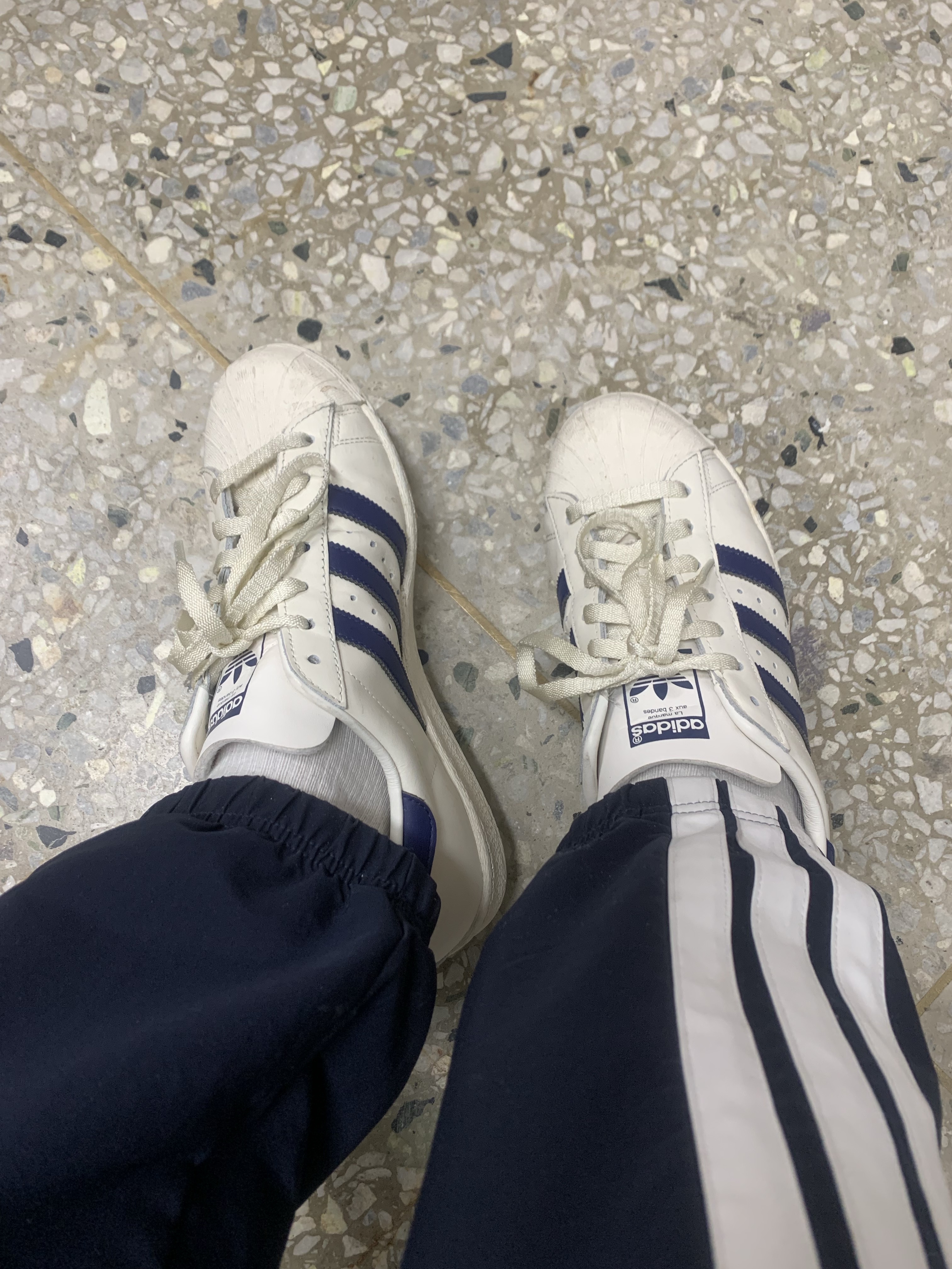 Adidas Superstar 82 White Dark Blue 착용 스타일 - 2