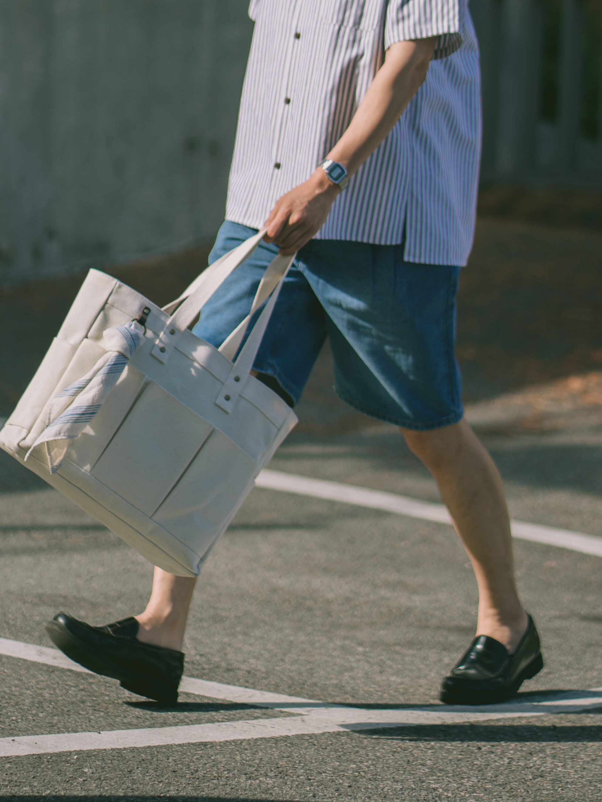 [KREAM 단독][니티드X림박스] Knitted Relaxed Washing Denim Two-Tuck Cinch Back Shorts Black, [KREAM 단독][니티드X림박스] Knitted Relaxed Washing Denim Two-Tuck Cinch Back Shorts Washing Blue 착용 스타일 - 5