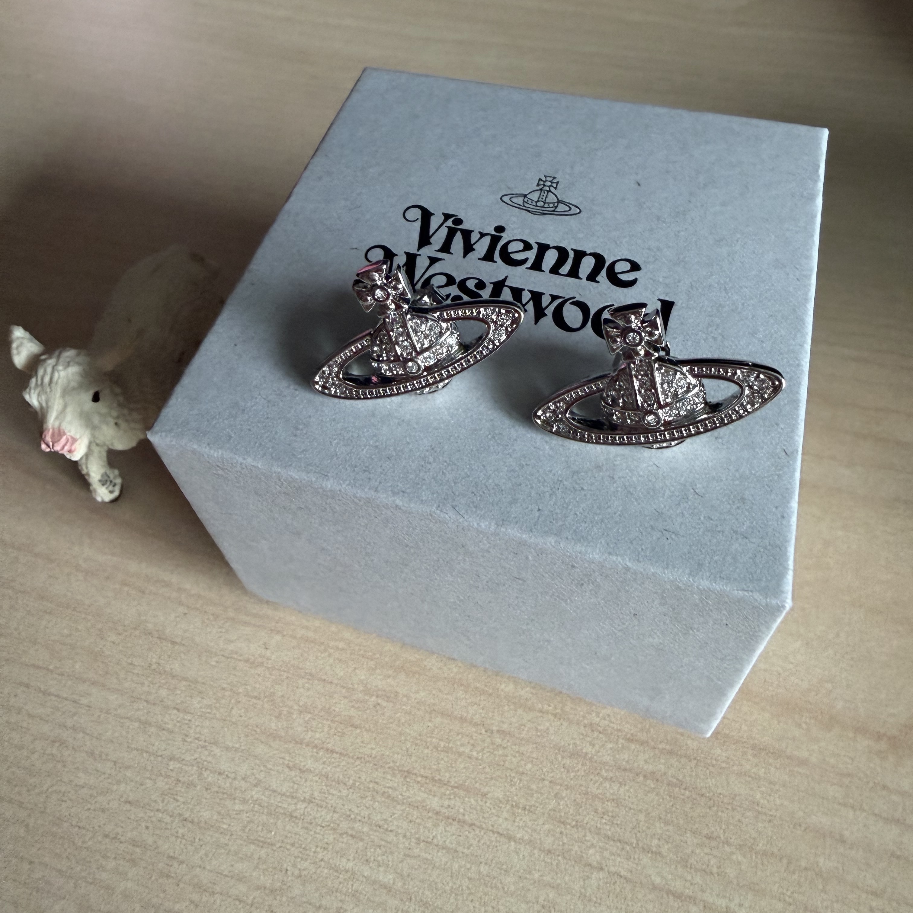 (W) Vivienne Westwood Mini Bas Relief Earrings Silver 착용 스타일