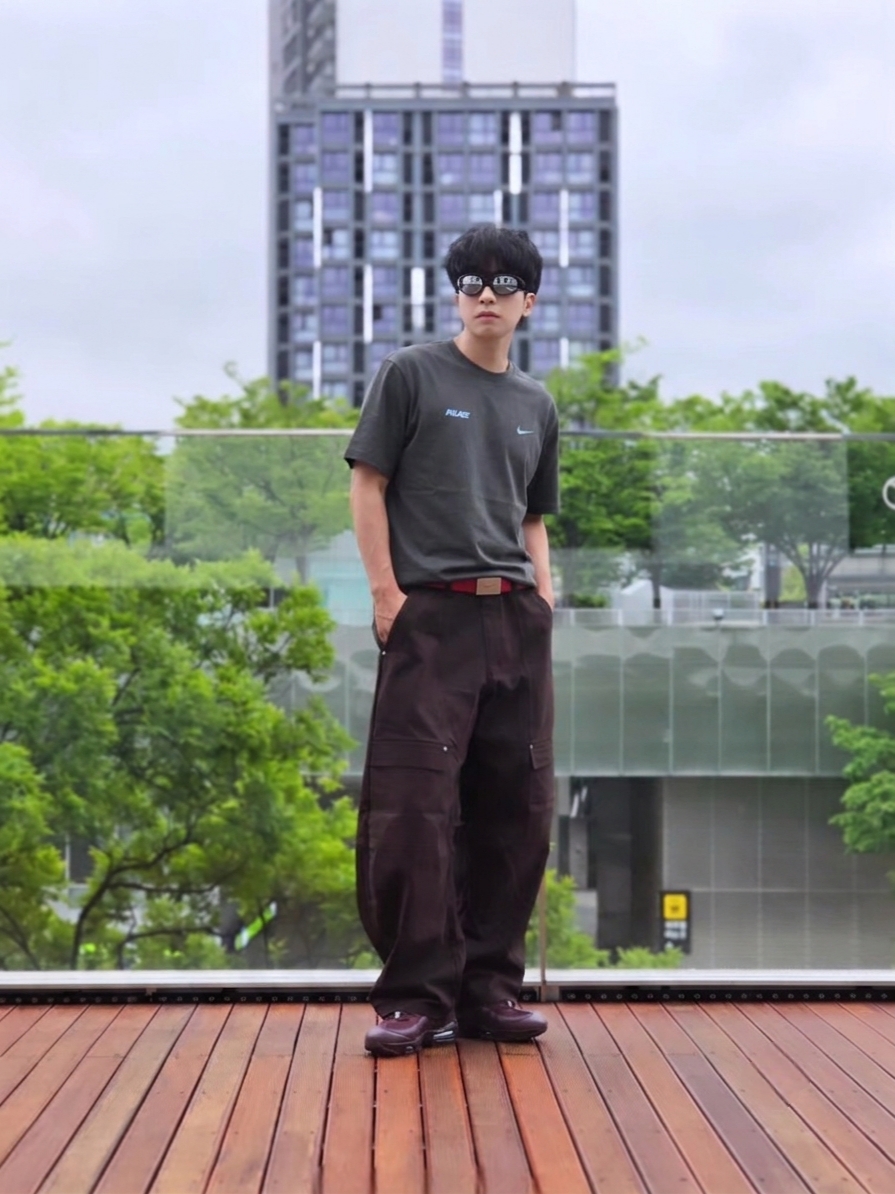 Palace x Nike Font Swoosh T-Shirt Charcoal - 26SS 착용 스타일