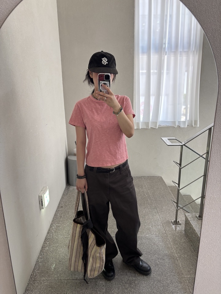 (W) SUNDAY CEREMONY Natural Dyed Basic Slub Tee - Deep Pink, SUNDAY CEREMONY Vintage Stripe Reversible Tote Bag - Brown 착용 스타일 - 2