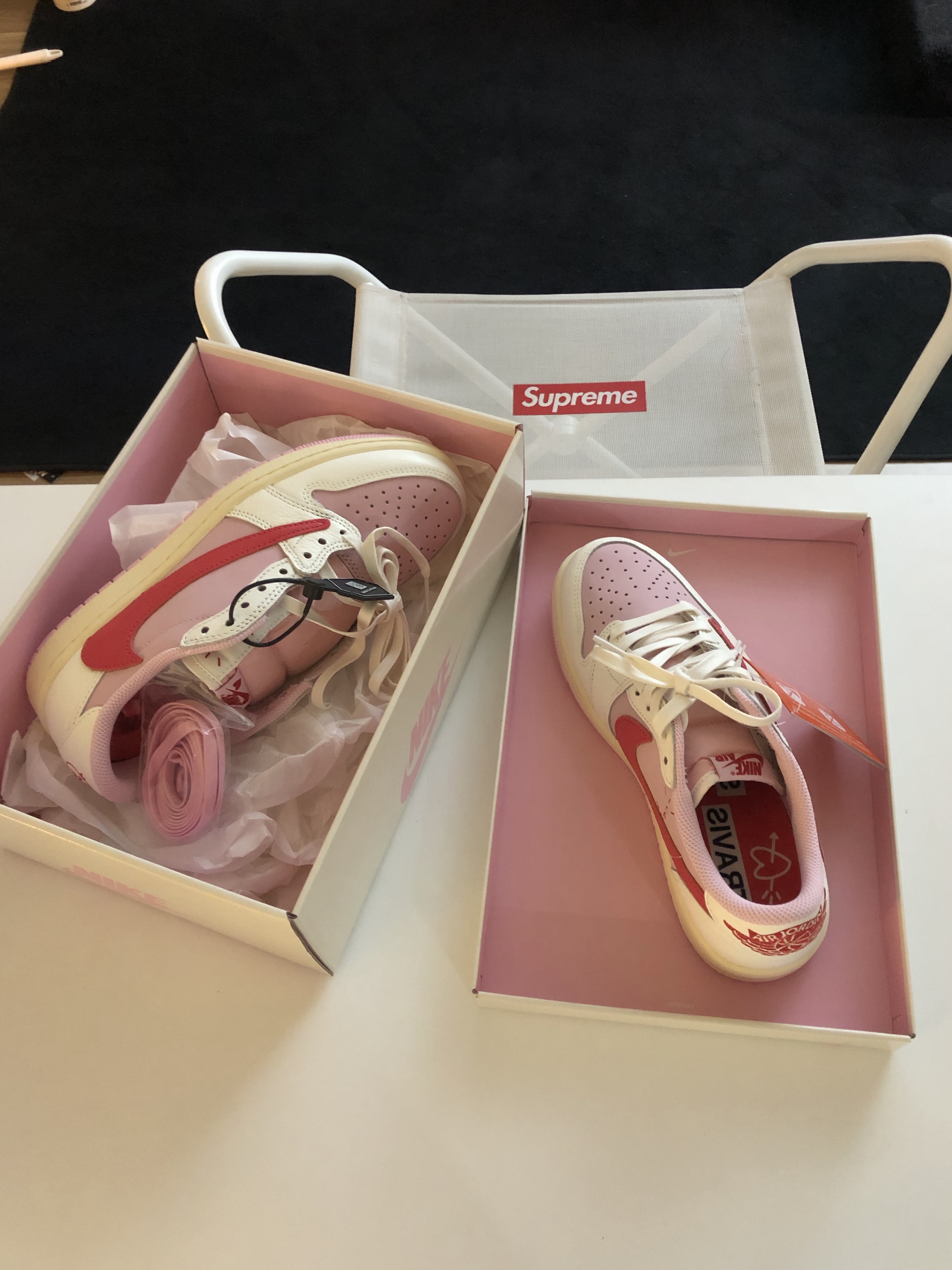 Jordan 1 x Travis Scott Retro Low OG SP Sail Tropical Pink 착용 스타일 - 2