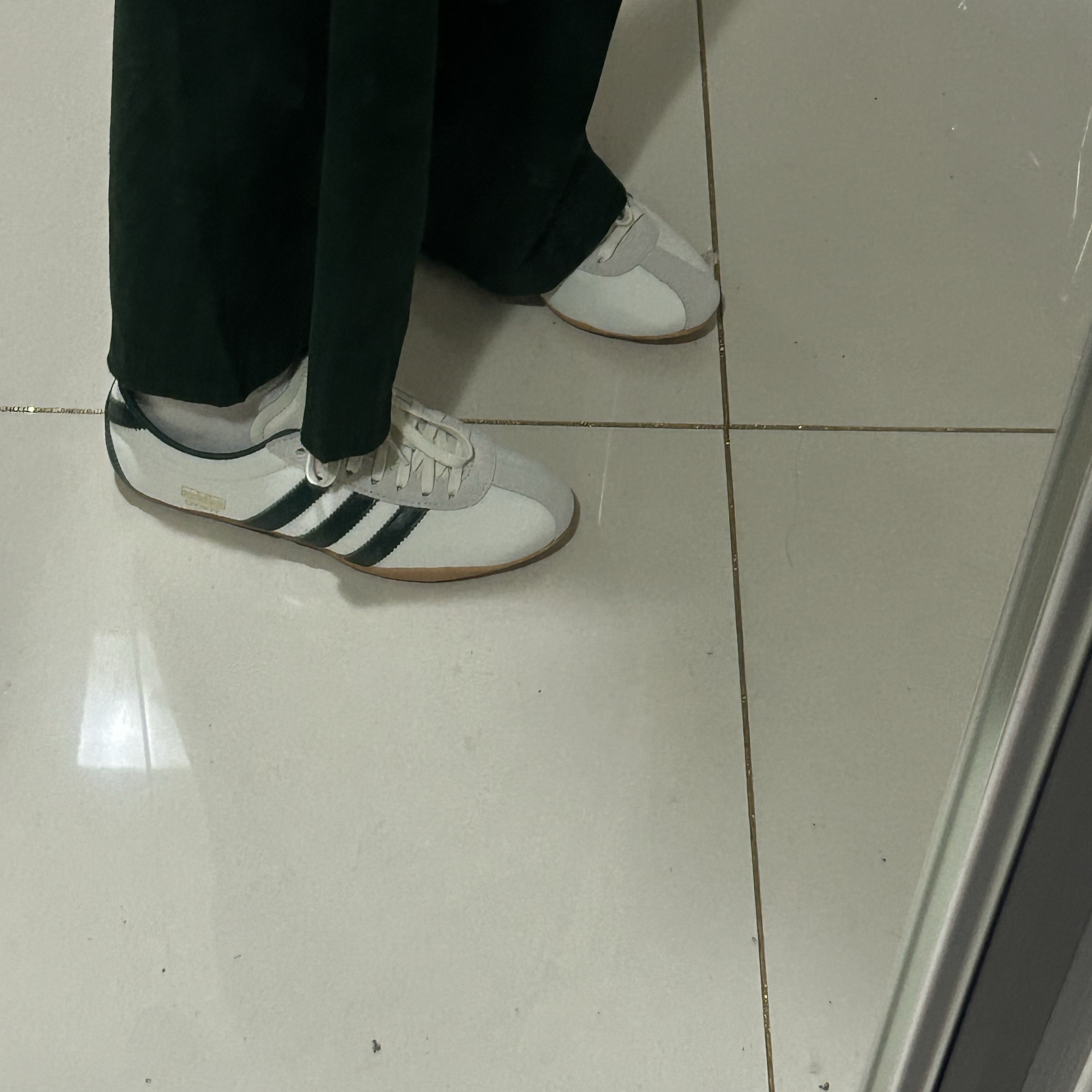 (W) Adidas Tokyo Off White Collegiate Green 착용 스타일 - 2
