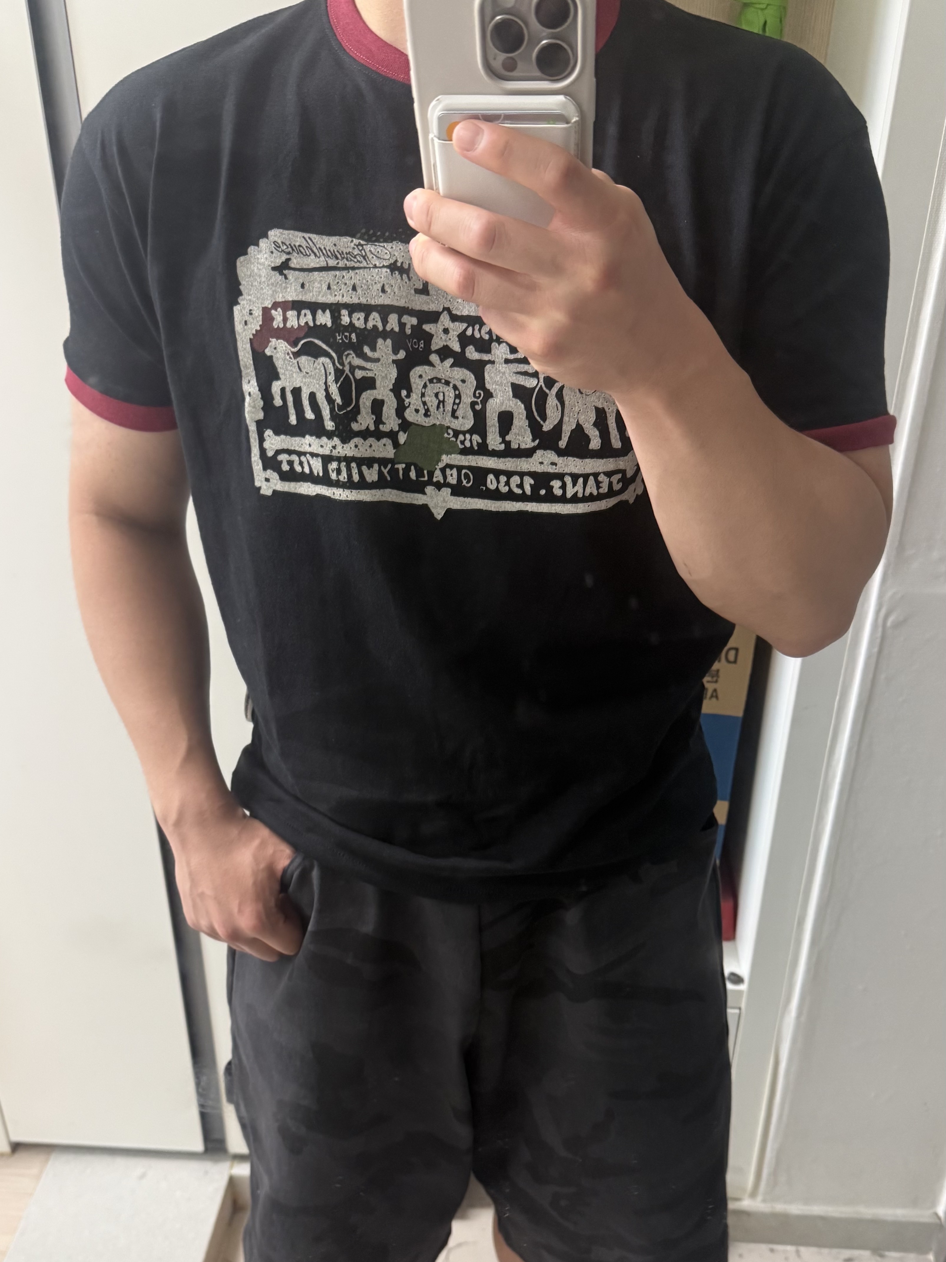 SLOW RECORD HOUSE Carpenter Bermuda Wide Camo Pants Charcoal, [KREAM 단독] Thevinylhouse Cowboy Pictogram Ringer Tee Black 착용 스타일