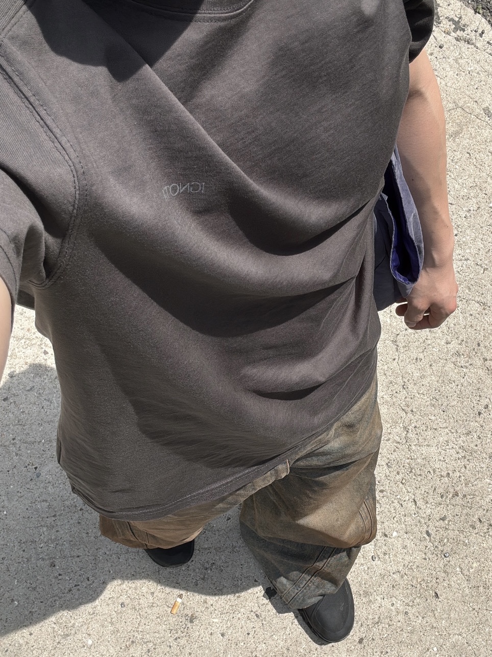 IGNOTA Core:14 Folium Tshirt Charcoal, Series Nvrfrgt 3D Twisted Wide Leg Jeans Indigo 착용 스타일 - 1