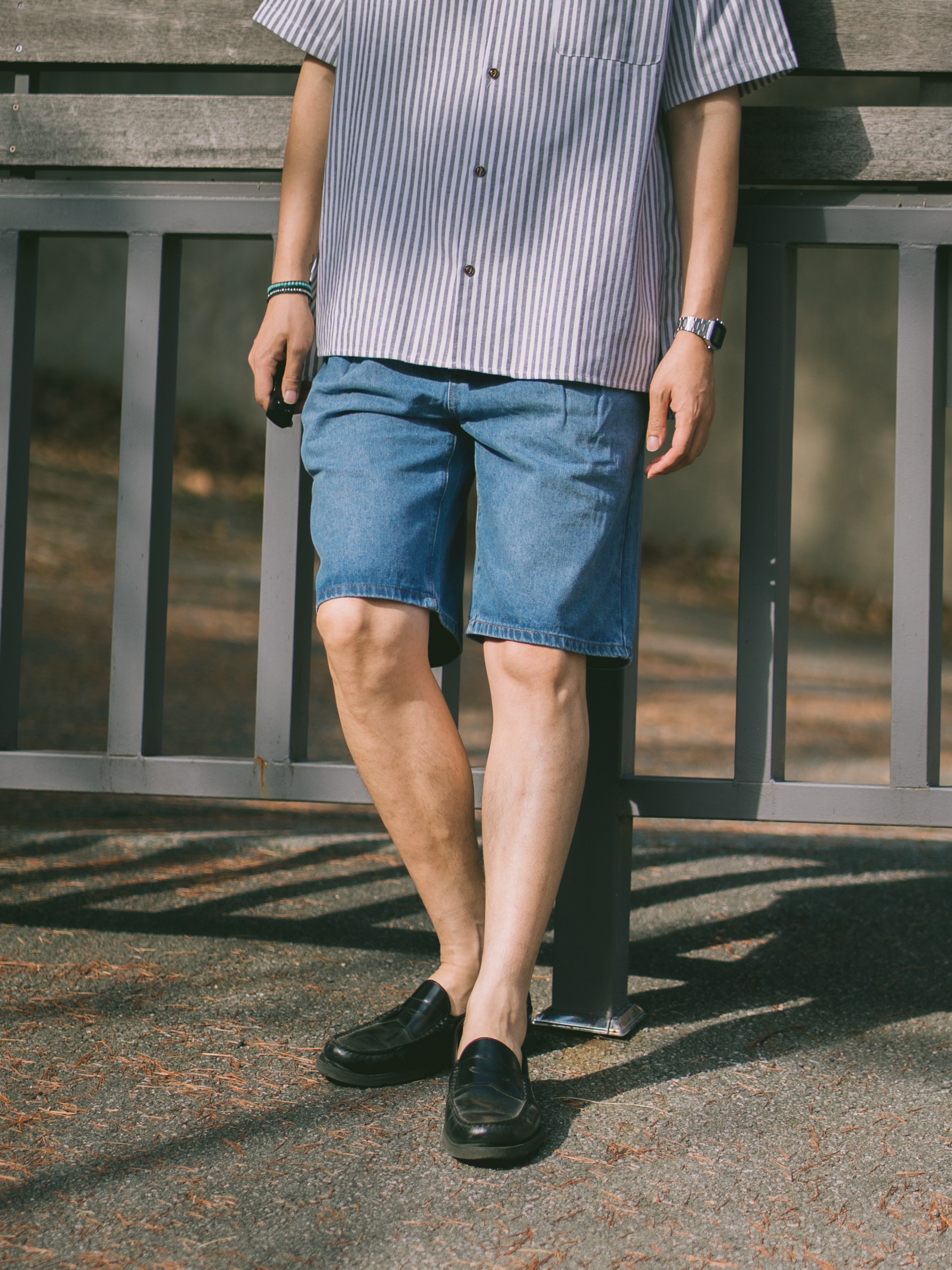 [KREAM 단독][니티드X림박스] Knitted Relaxed Washing Denim Two-Tuck Cinch Back Shorts Black, [KREAM 단독][니티드X림박스] Knitted Relaxed Washing Denim Two-Tuck Cinch Back Shorts Washing Blue 착용 스타일 - 3