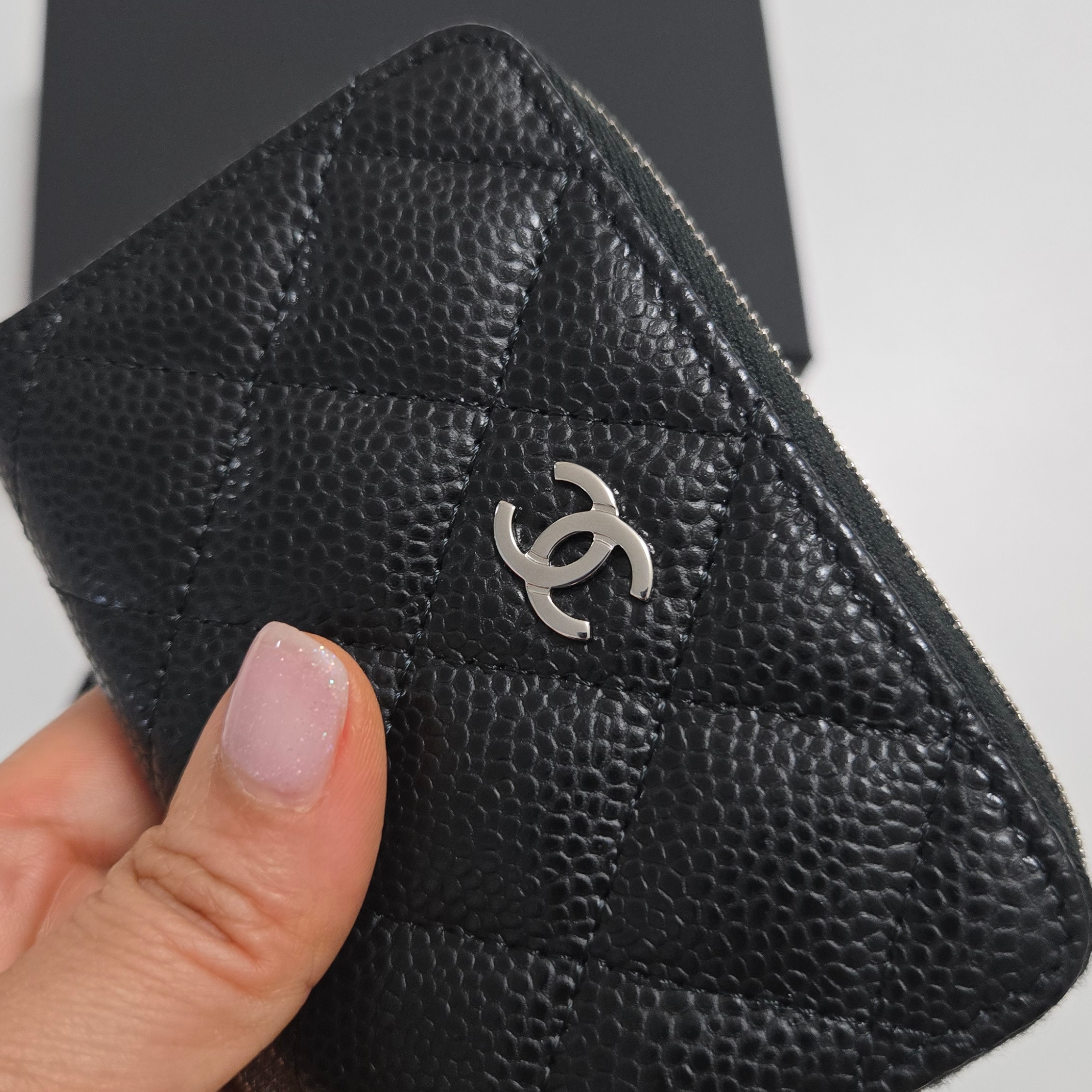Chanel Classic Zipped Coin Purse Grained Calfskin & Silver Black 착용 스타일 - 2