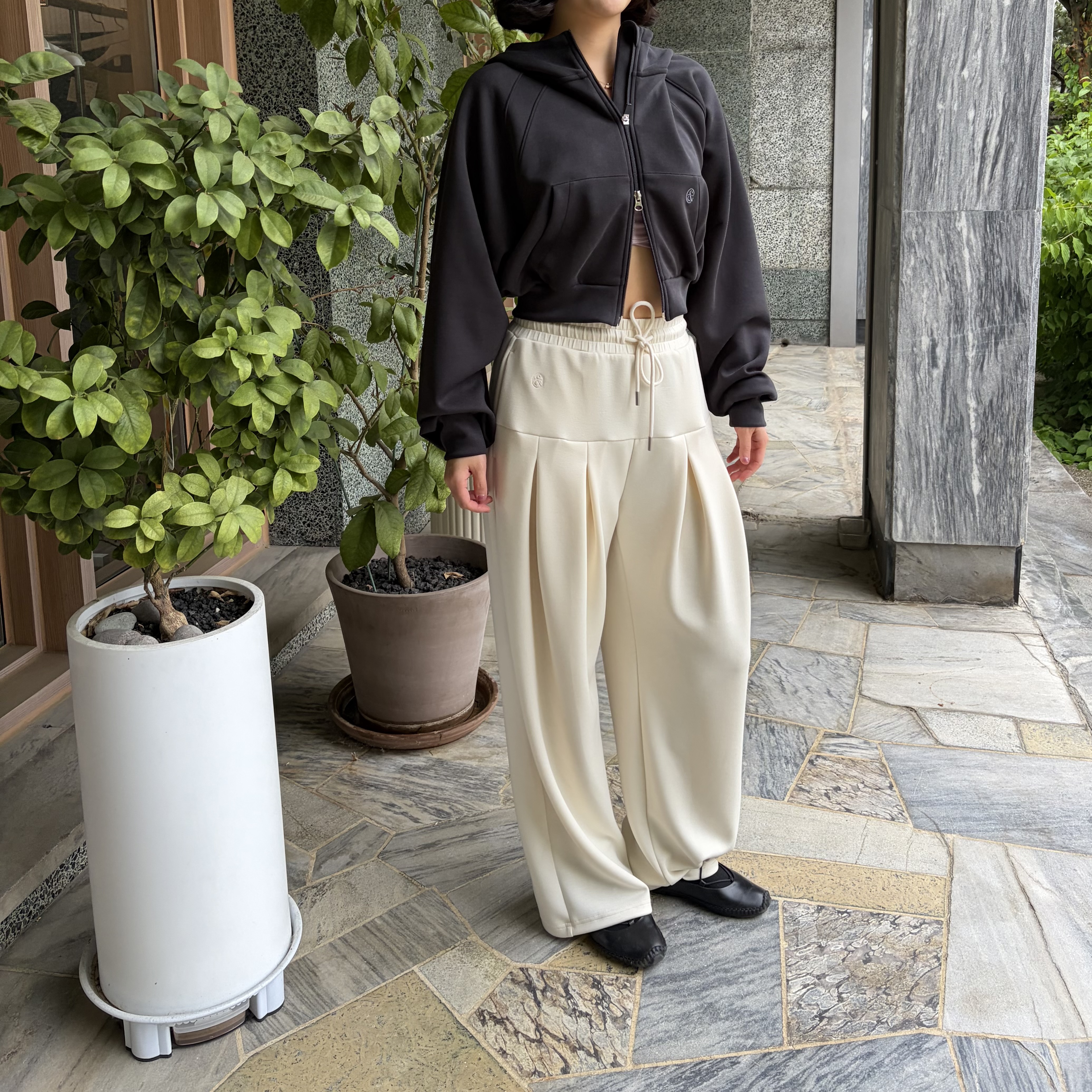FRONT2LINE New Softy Cropped Hooded Zip-Up, FRONT2LINE New Softy Wide Pintuck Pants 착용 스타일 - 3