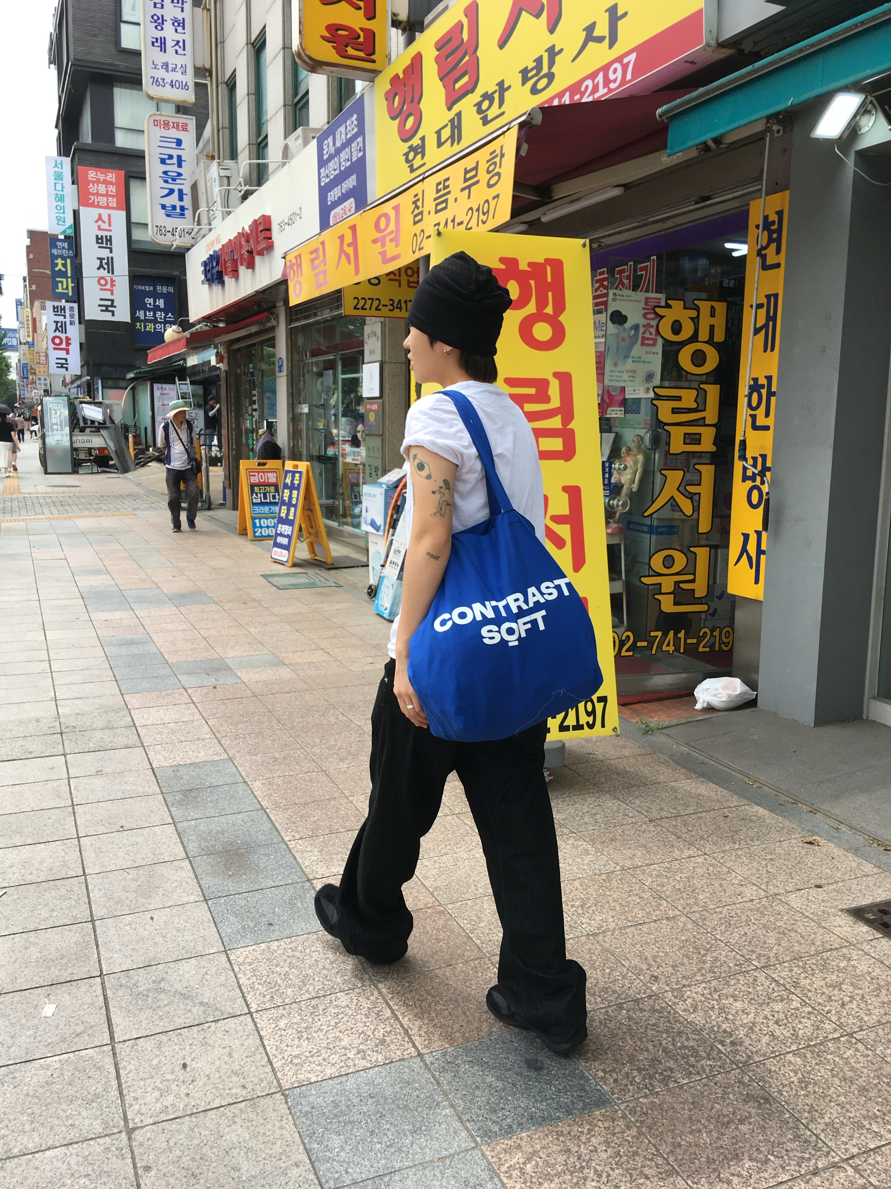 noun Easeful Tote Bag Blue 착용 스타일 - 4