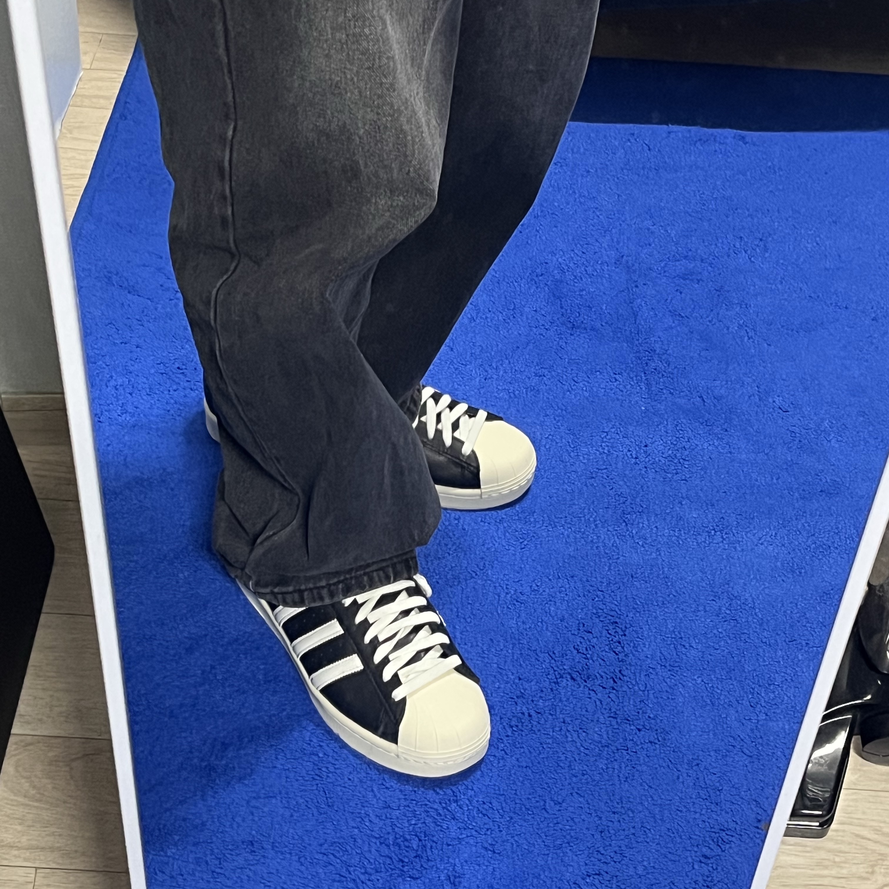 Adidas Superstar Vintage Core Black Core White 착용 스타일 - 1