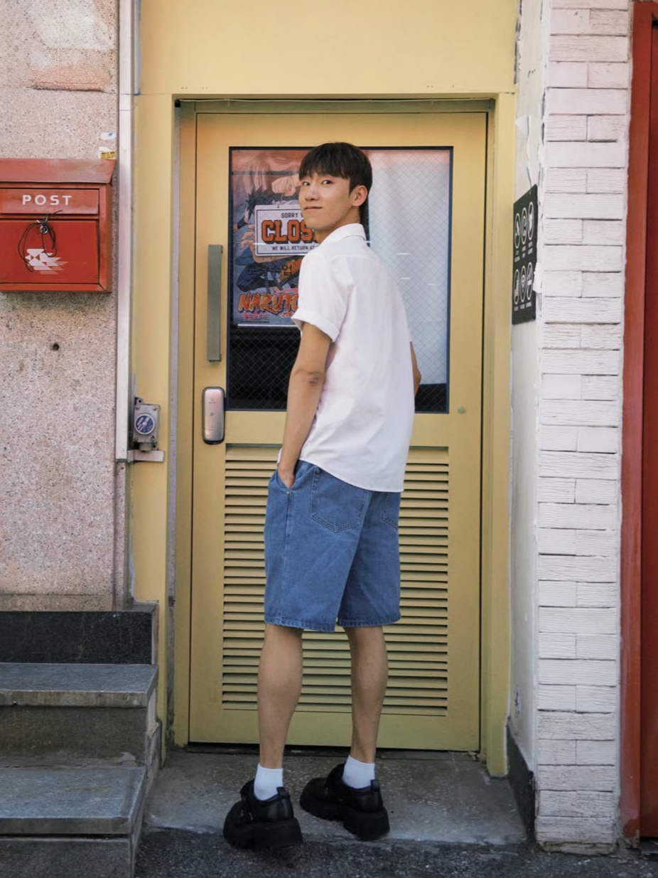 [KREAM 단독][니티드X림박스] Knitted Relaxed Washing Denim Two-Tuck Cinch Back Shorts Black, [KREAM 단독][니티드X림박스] Knitted Relaxed Washing Denim Two-Tuck Cinch Back Shorts Washing Blue 착용 스타일 - 2