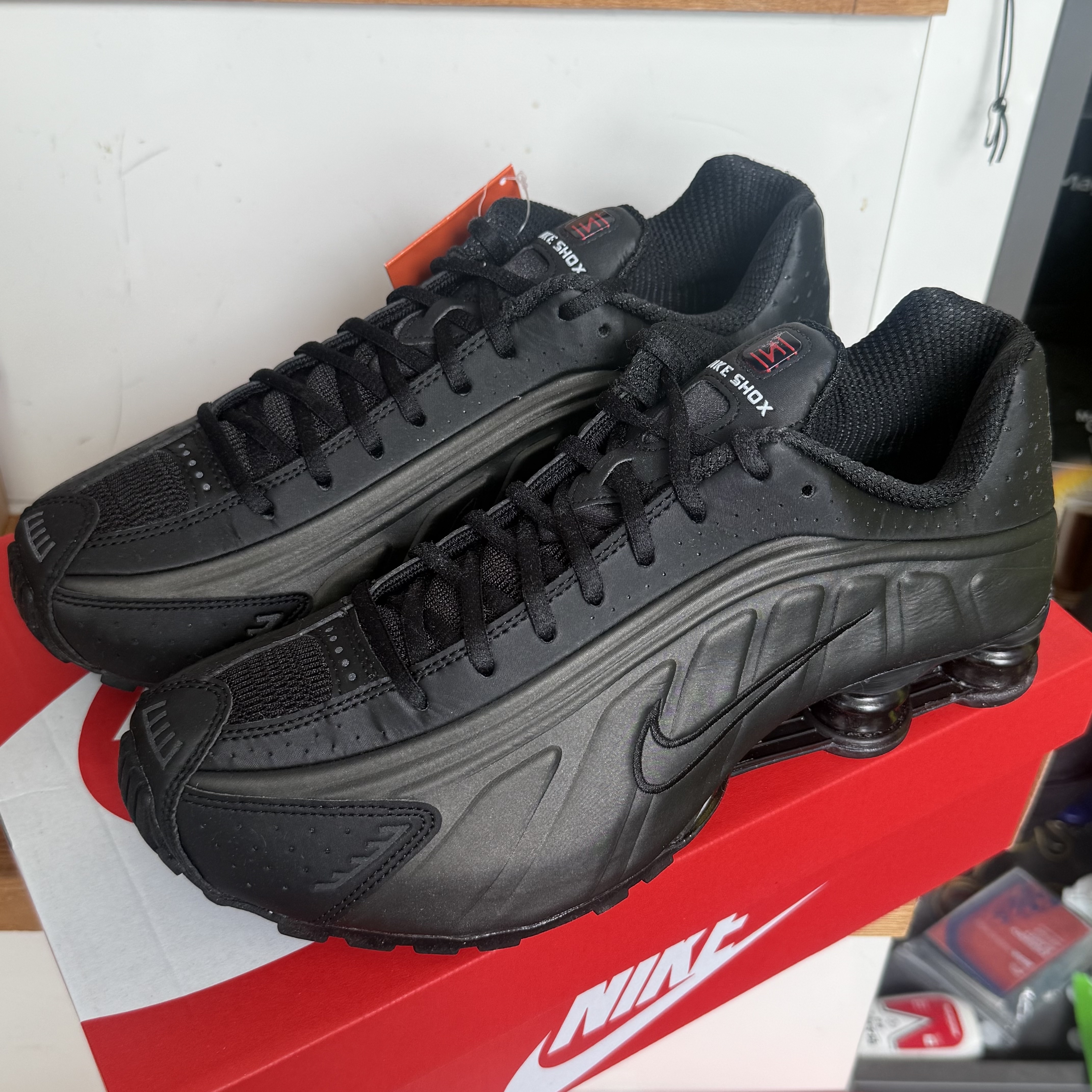 Nike Shox R4 Black Bright Crimson 착용 스타일