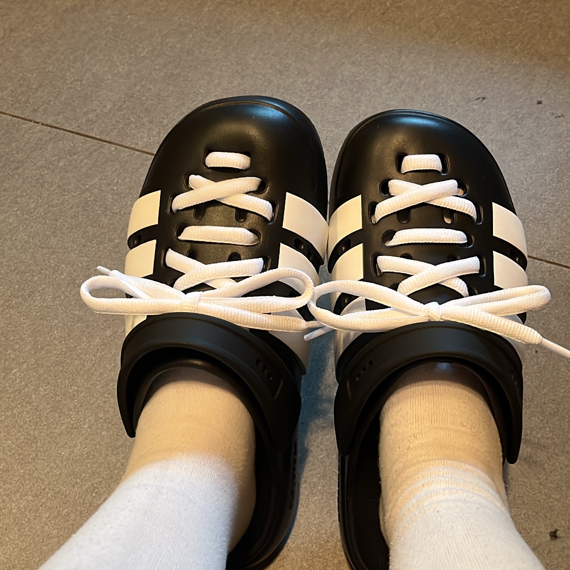 Adidas Adilette Clog 2.0 Core Black Cloude White 착용 스타일 - 1
