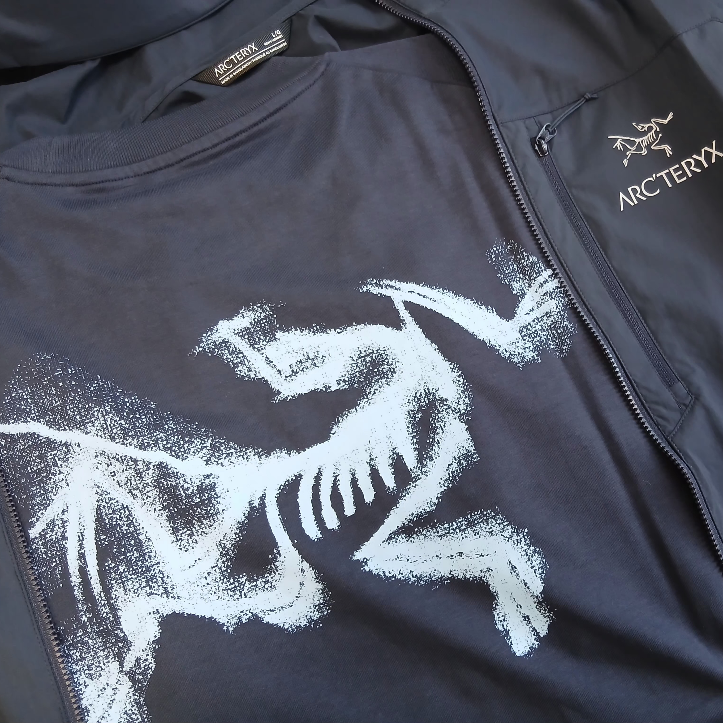 Arc'teryx Arc'word Logo SS T-Shirt Habitat, Arc'teryx Squamish Hoody Black Sapphire 착용 스타일 - 3