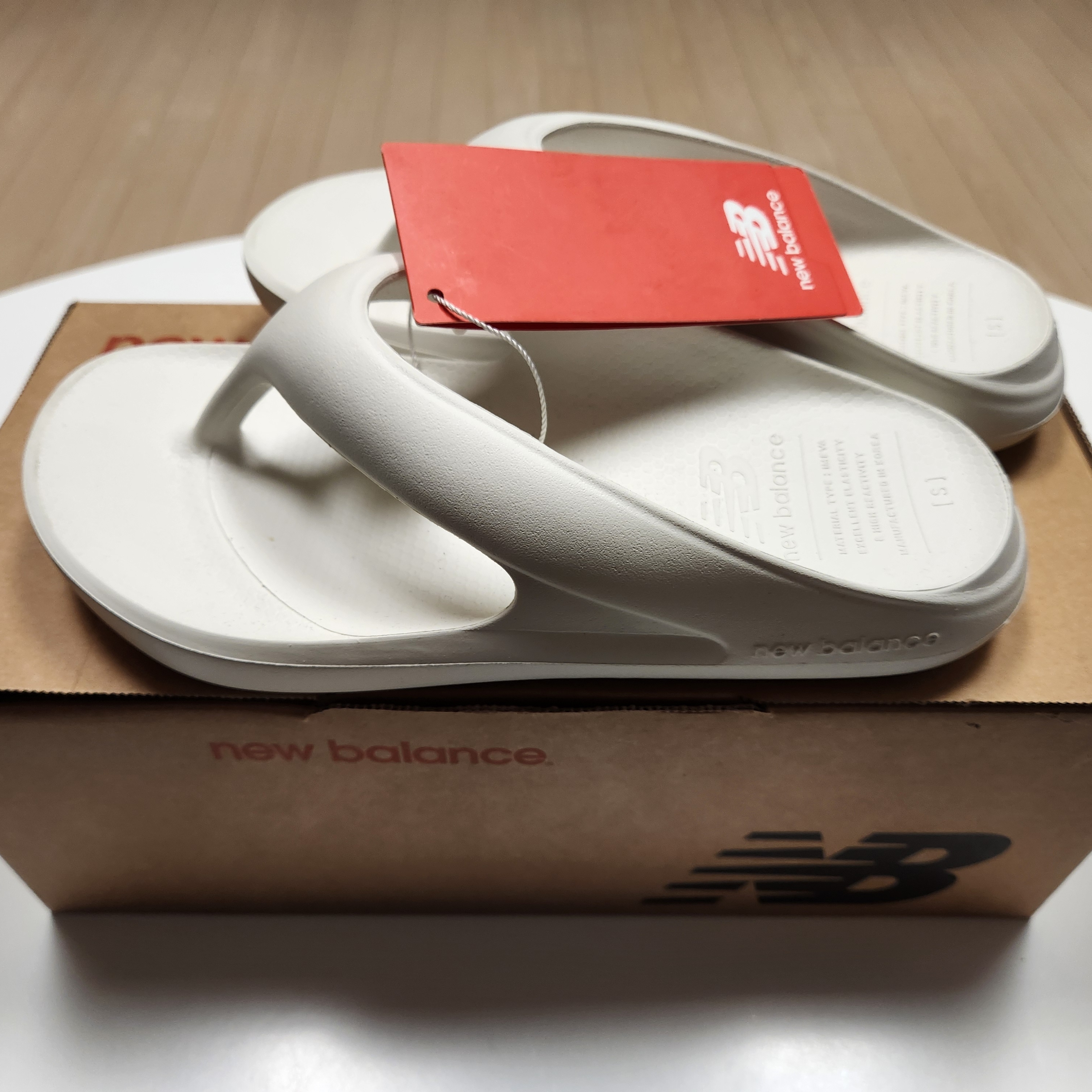 New Balance Flip Flop White 착용 스타일 - 1