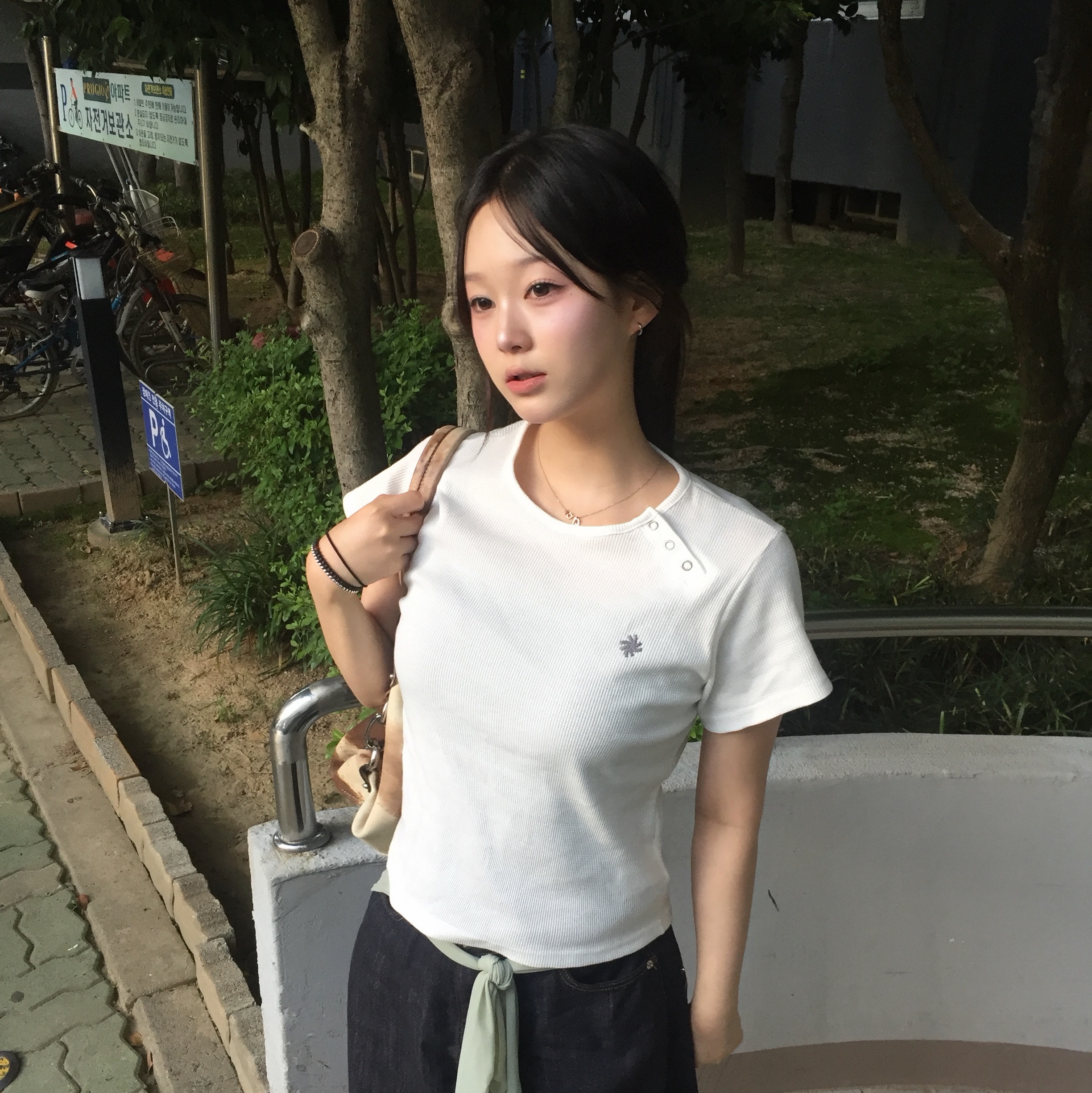 SLOW RECORD HOUSE Henley Neck Eyelet T-Shirt White 착용 스타일 - 2