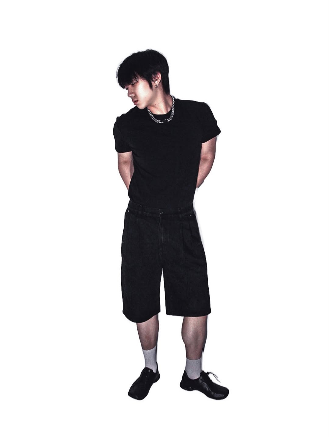 [KREAM 단독][니티드X림박스] Knitted Relaxed Washing Denim Two-Tuck Cinch Back Shorts Washing Blue, [KREAM 단독][니티드X림박스] Knitted Relaxed Washing Denim Two-Tuck Cinch Back Shorts Black 착용 스타일